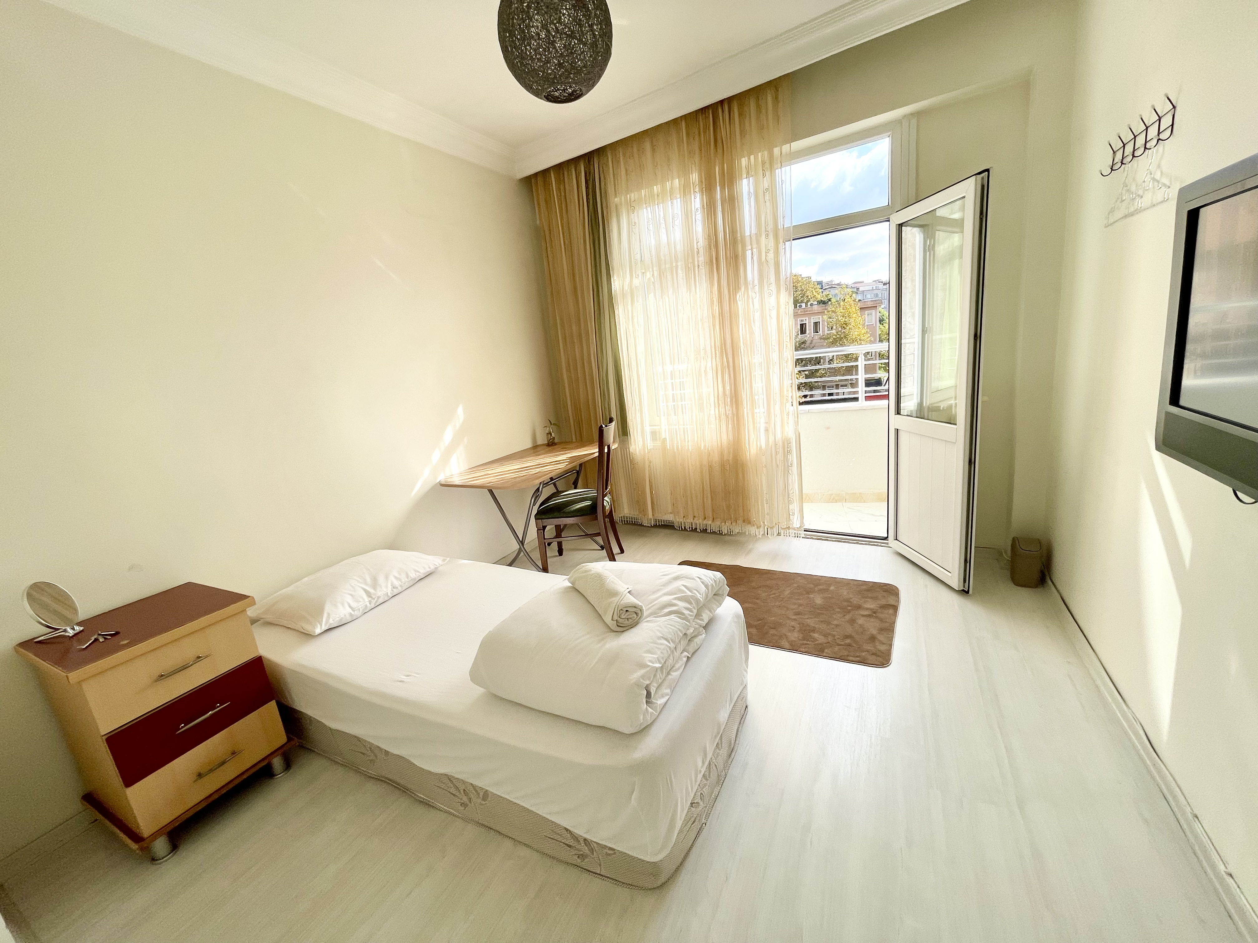 Bright home (Private Room F) with Balcony in Fatih, Istanbul