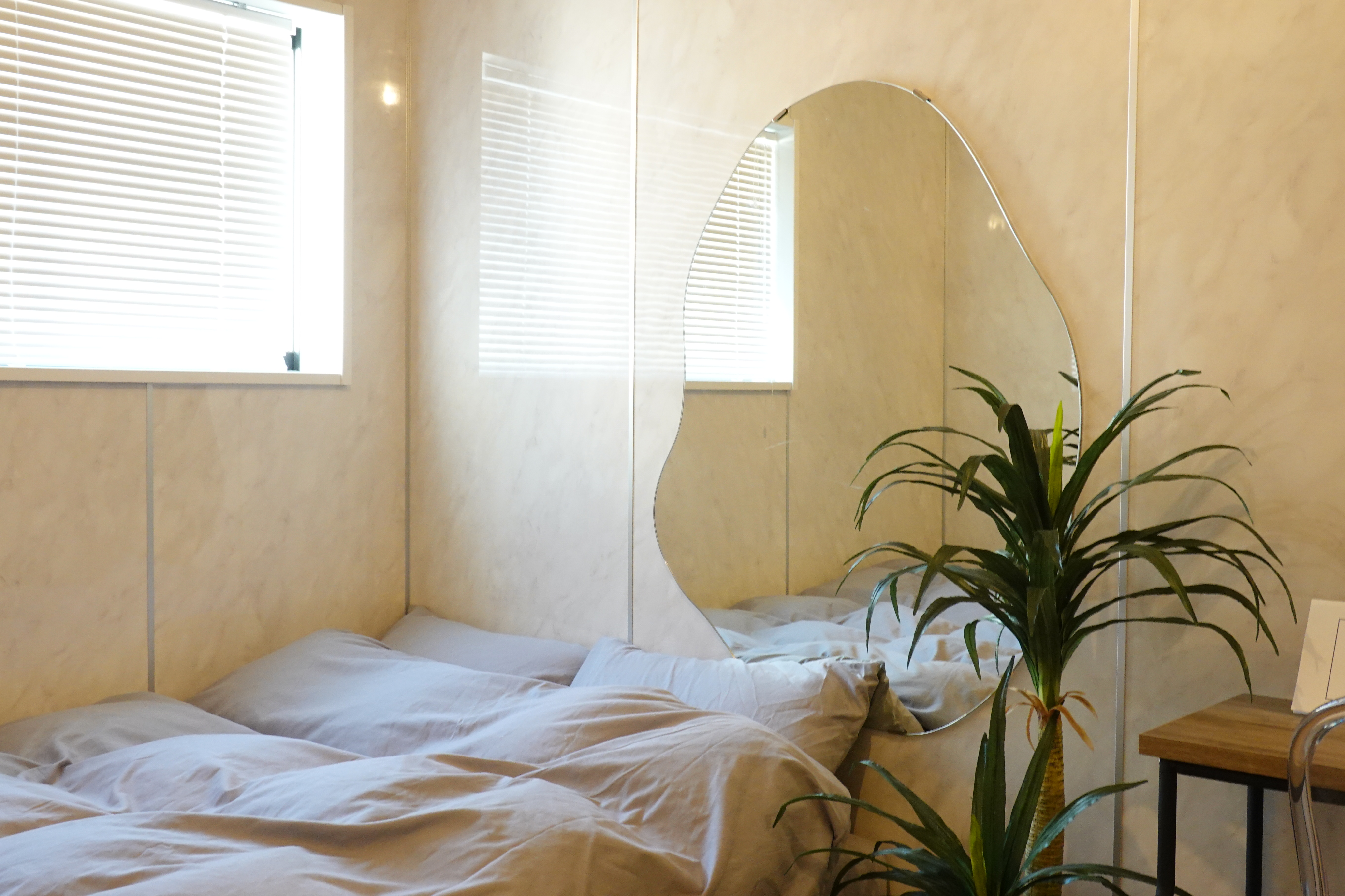 ROOMS 003: Beautiful studio with cafe. 3-minute walk from