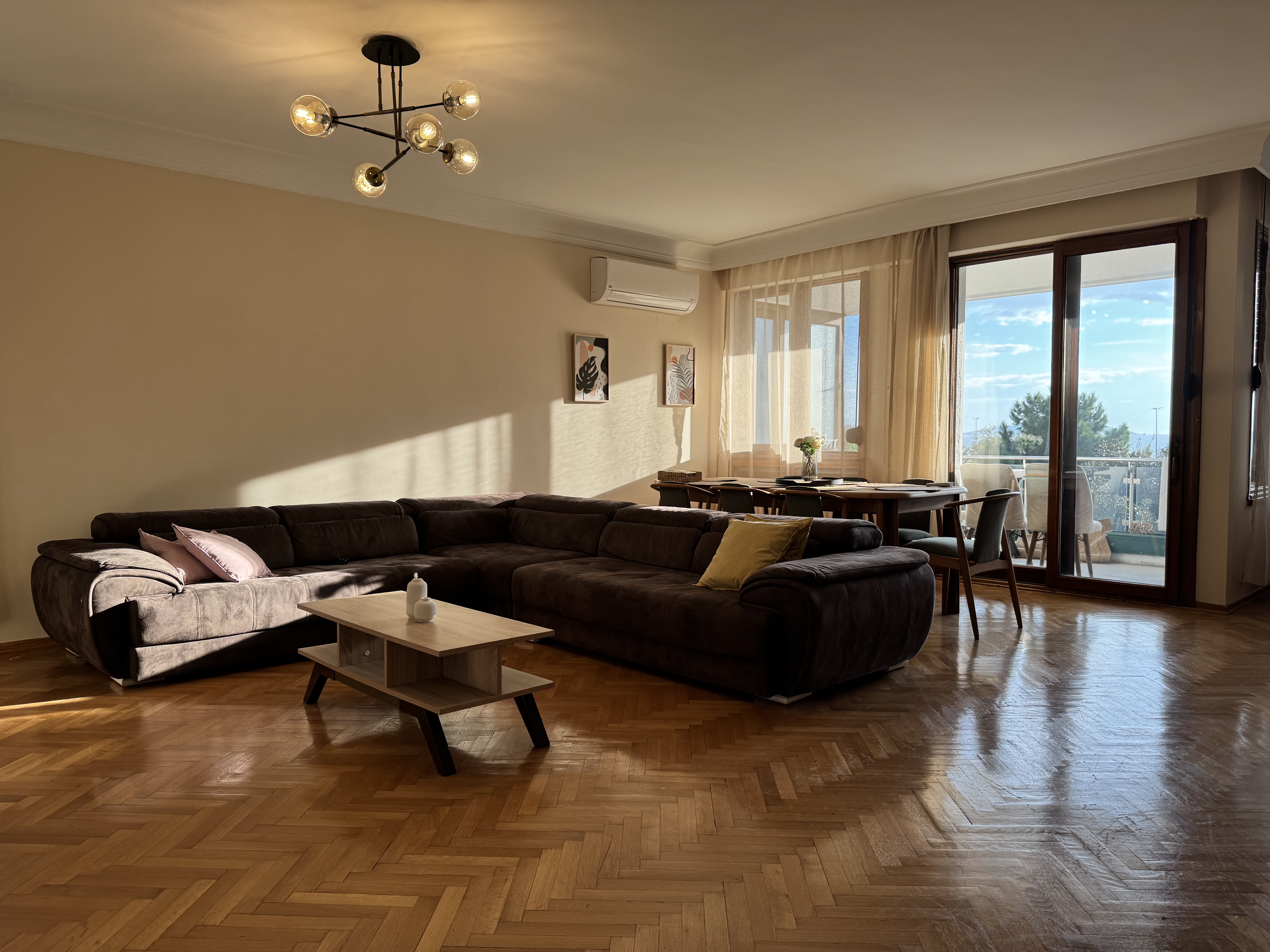 Huge House 5 mins train st. Pool 2 baths 4 rooms