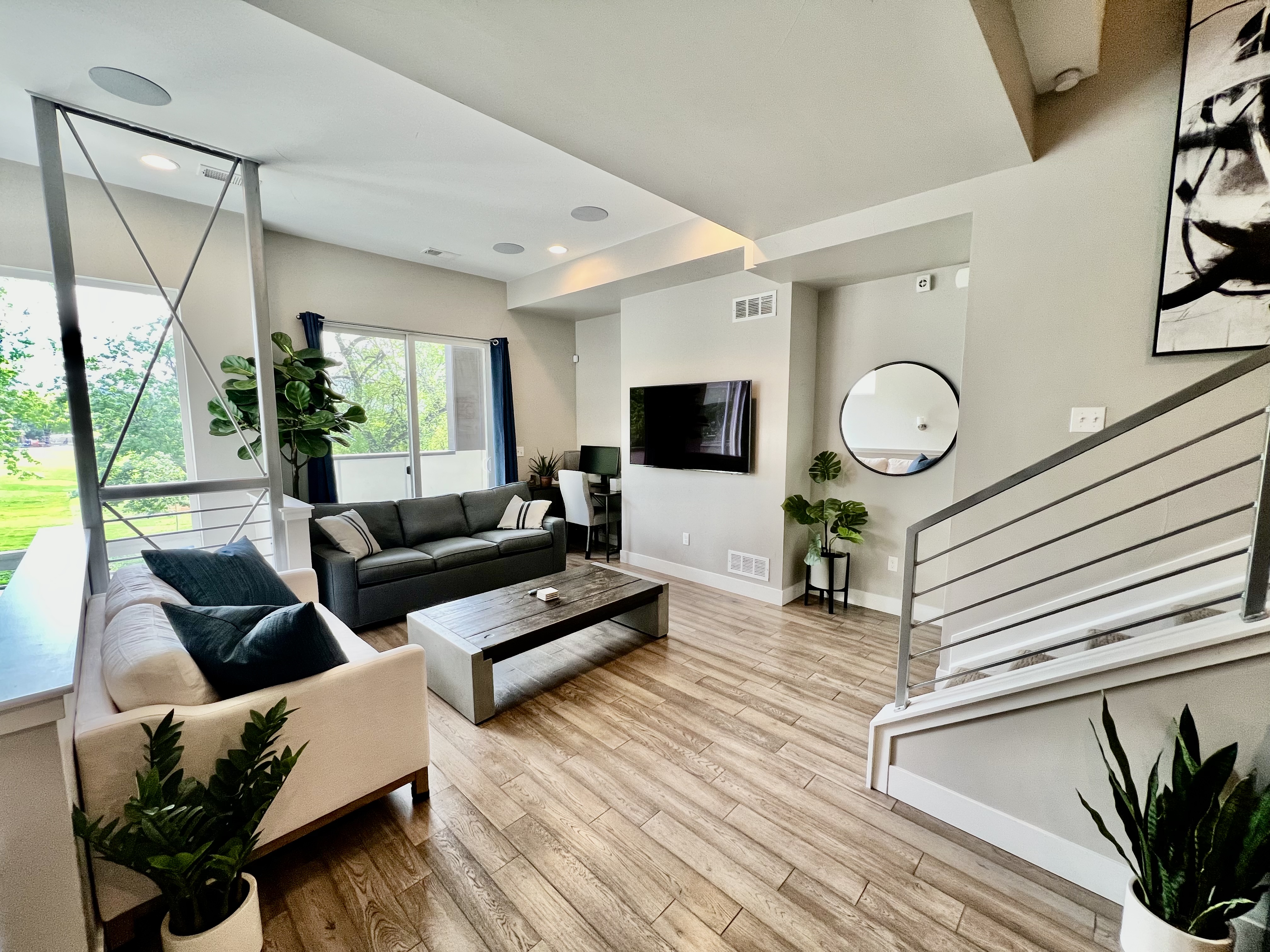 Luxury Townhome Private Rooftop Hot Tub City Views in Jefferson Park, Denver