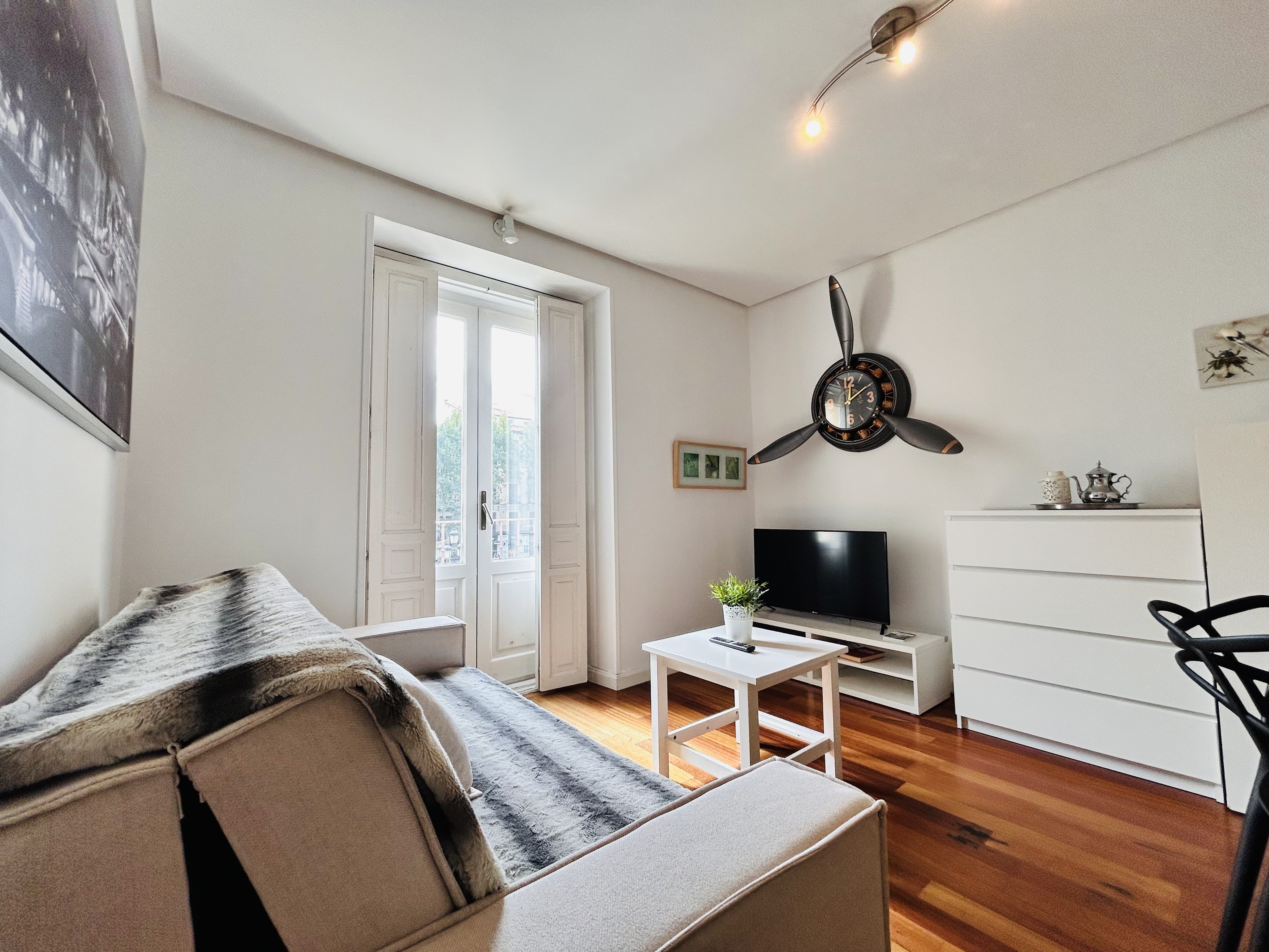 Plaza de Santa Ana bright 4 pax, 1 BR, 40 m2