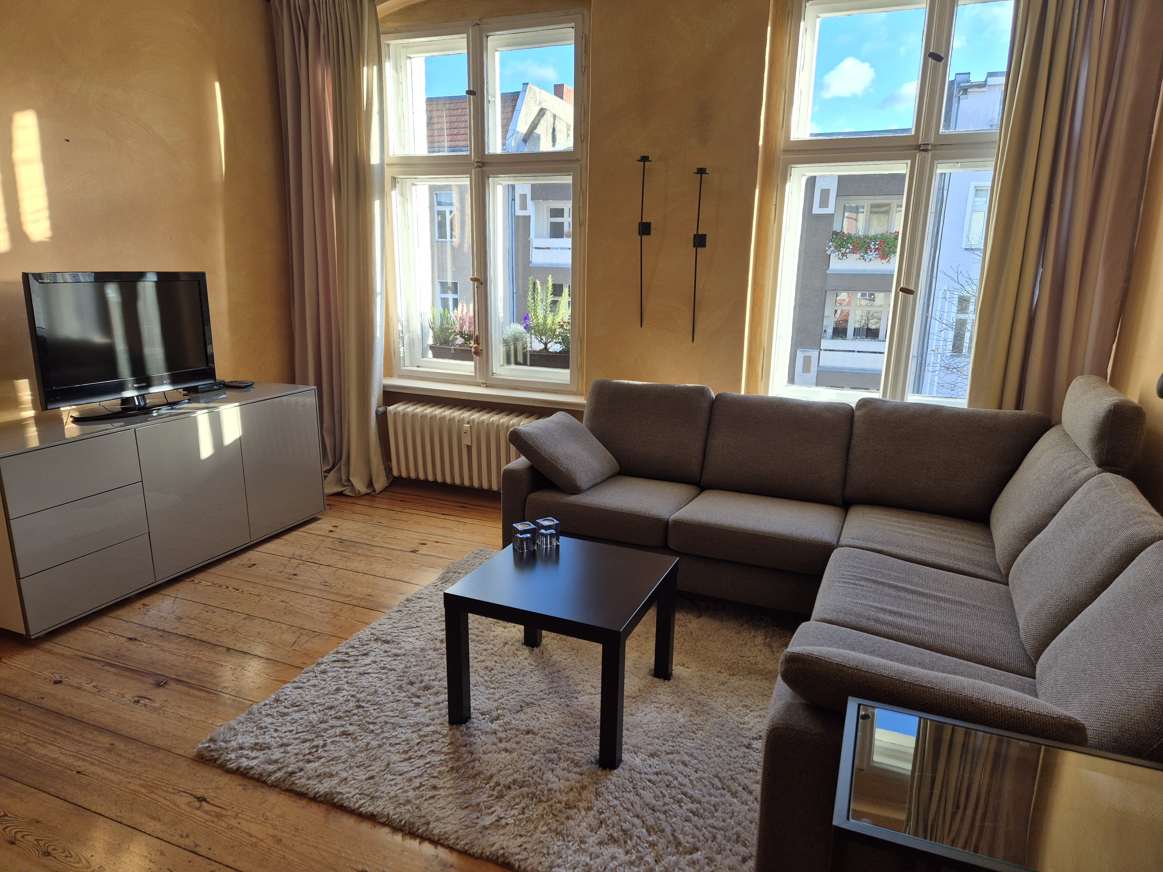 Sunny, large room in Charlottenburg