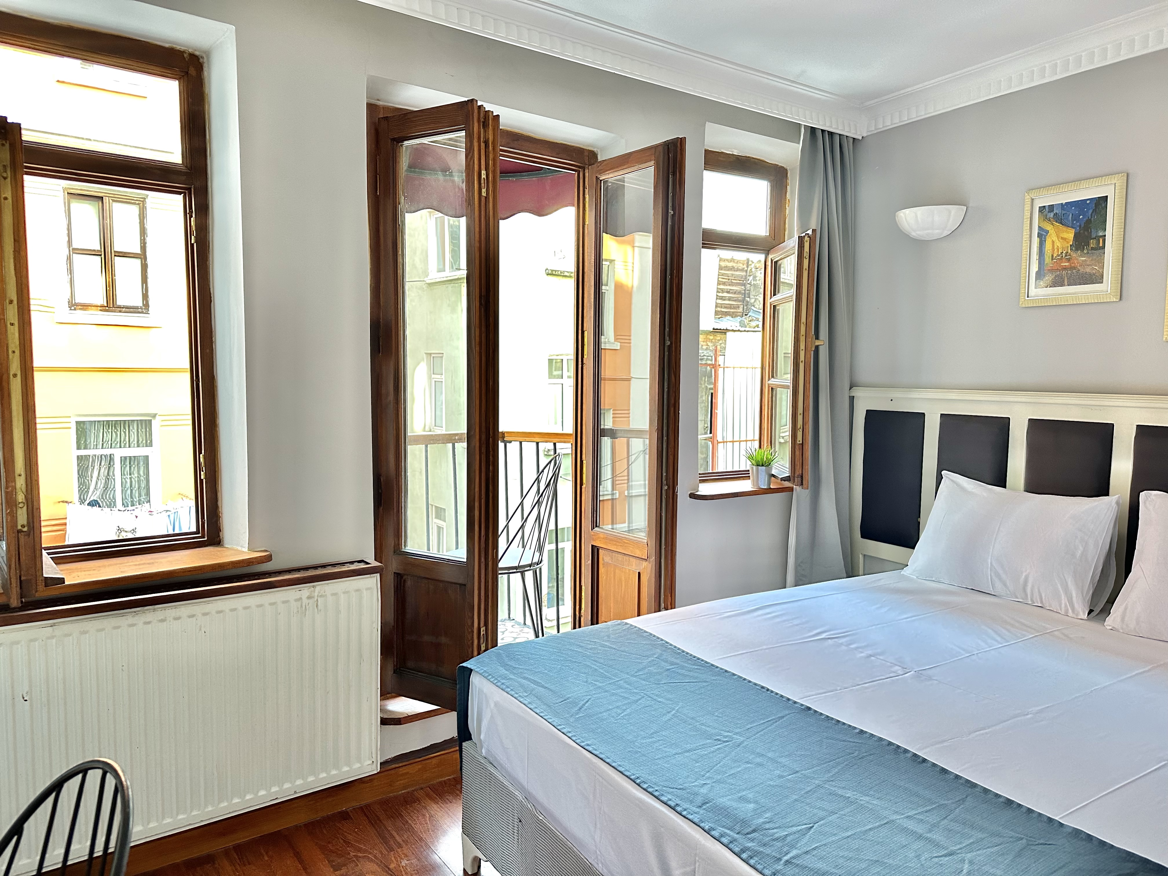PeraHomes | Wooden Flat with Small Balcony in Beyoglu, Istanbul