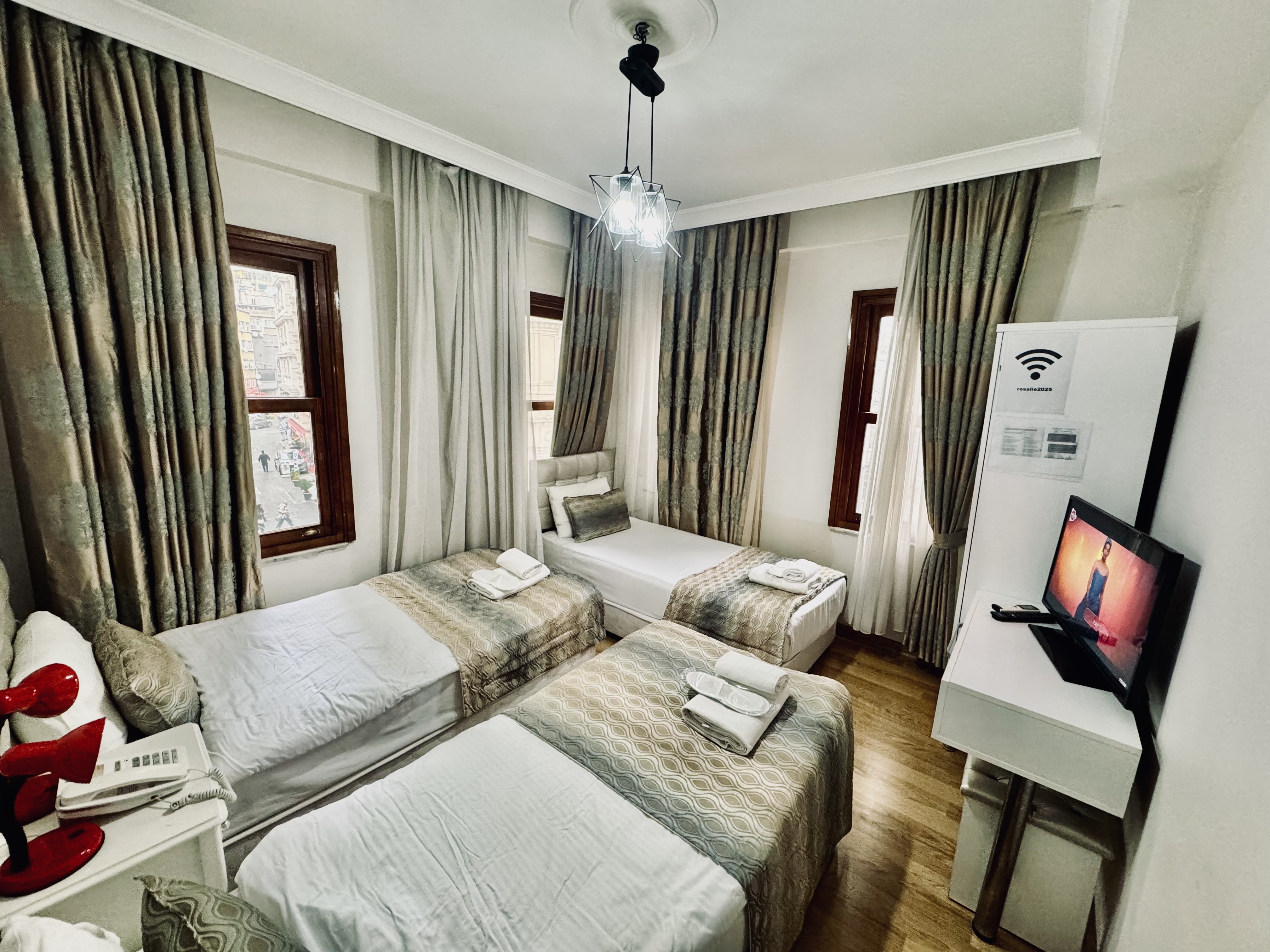 Triple Room |~ Greek Style Building in Fatih, Istanbul