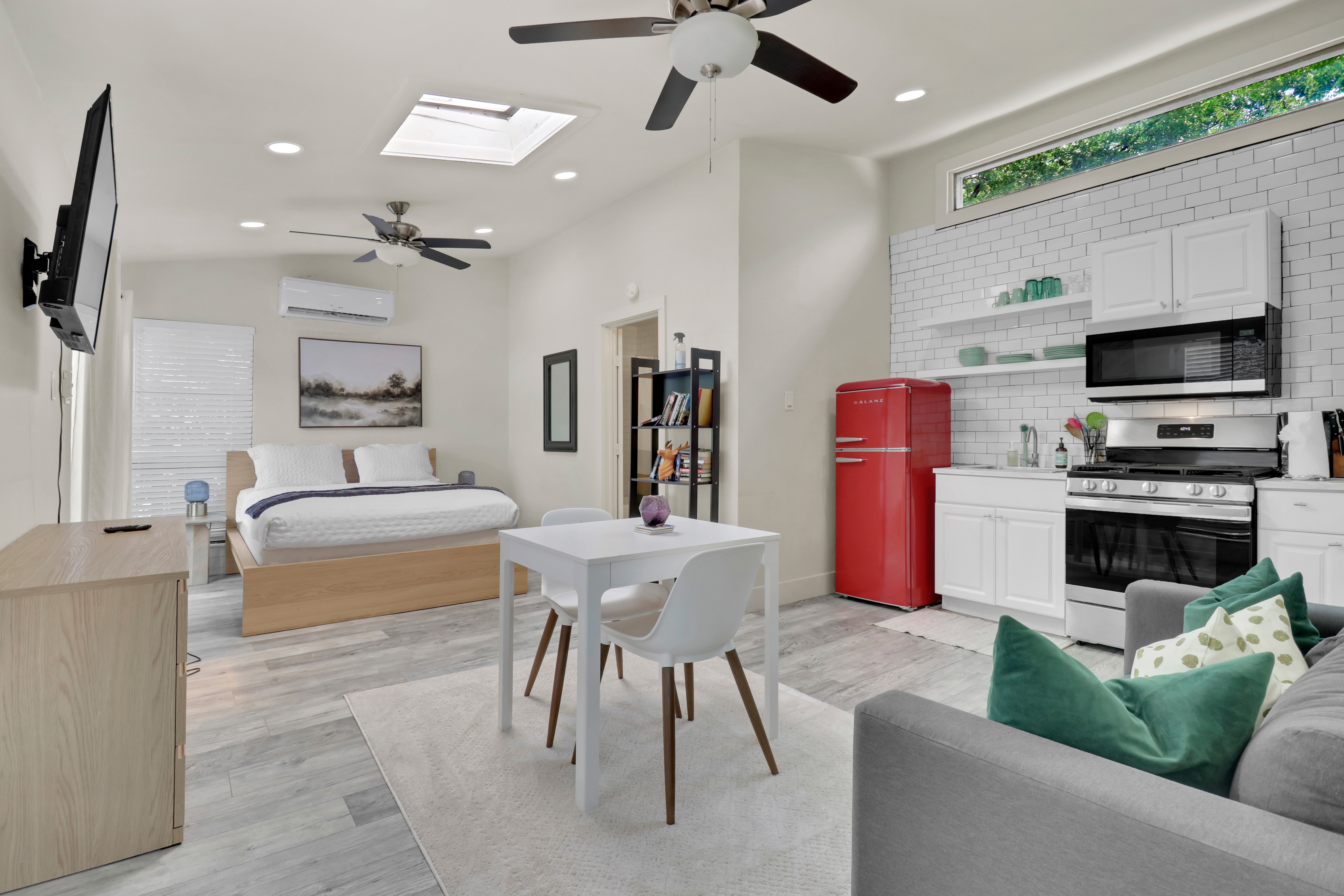 Bright Modern Studio | Walk ATX Hotspots & Music in 78702, Austin