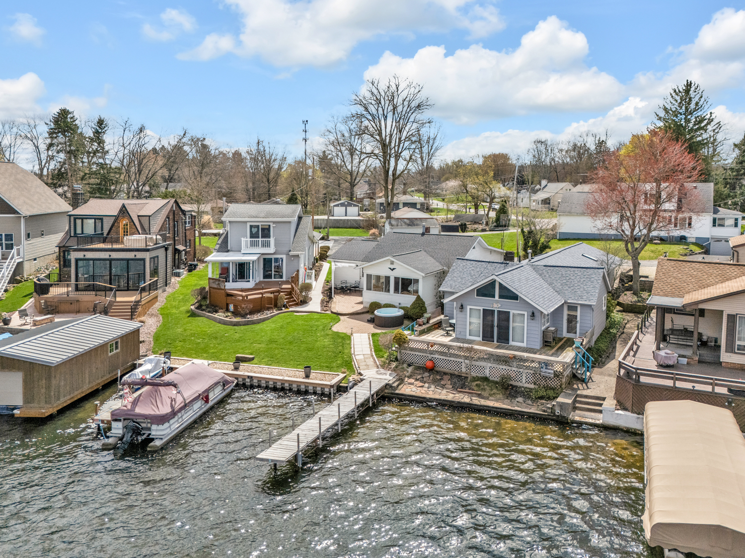 B♥️lake Portage Lakes Retreat - 3 BR Lakefront w/ hot tub - Houses