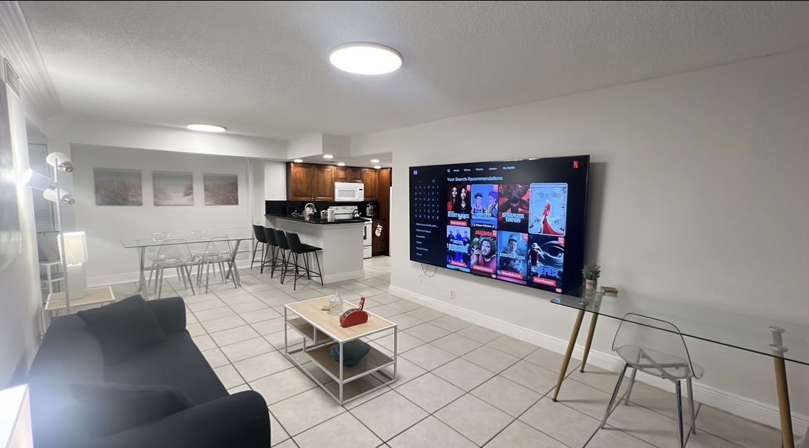 2BR/2BT Lakeview Ground (Max 4 adults + 4 kids) in Plantation, Broward County