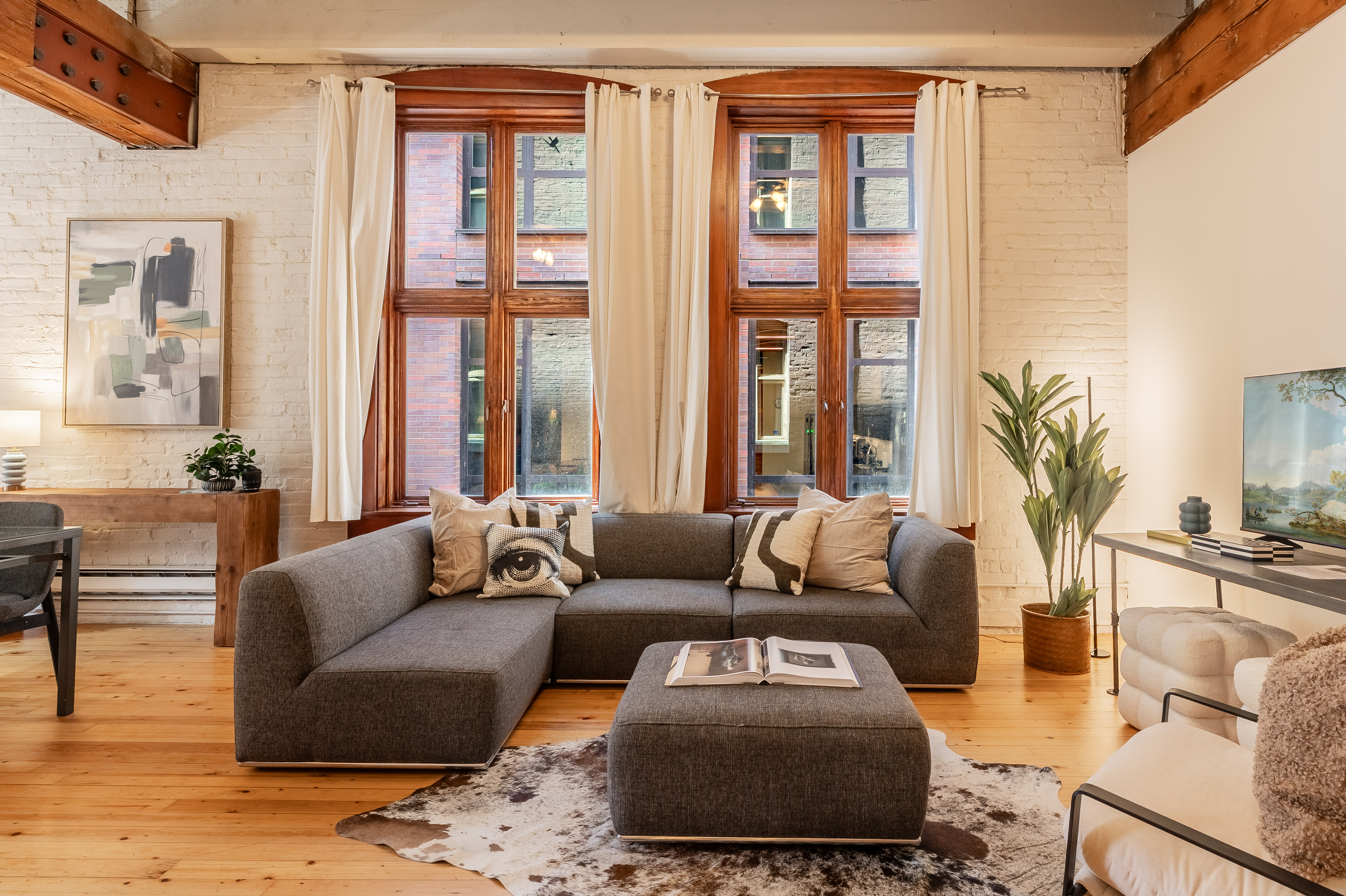 Enchanting and Spacious Loft, Close to Everything!