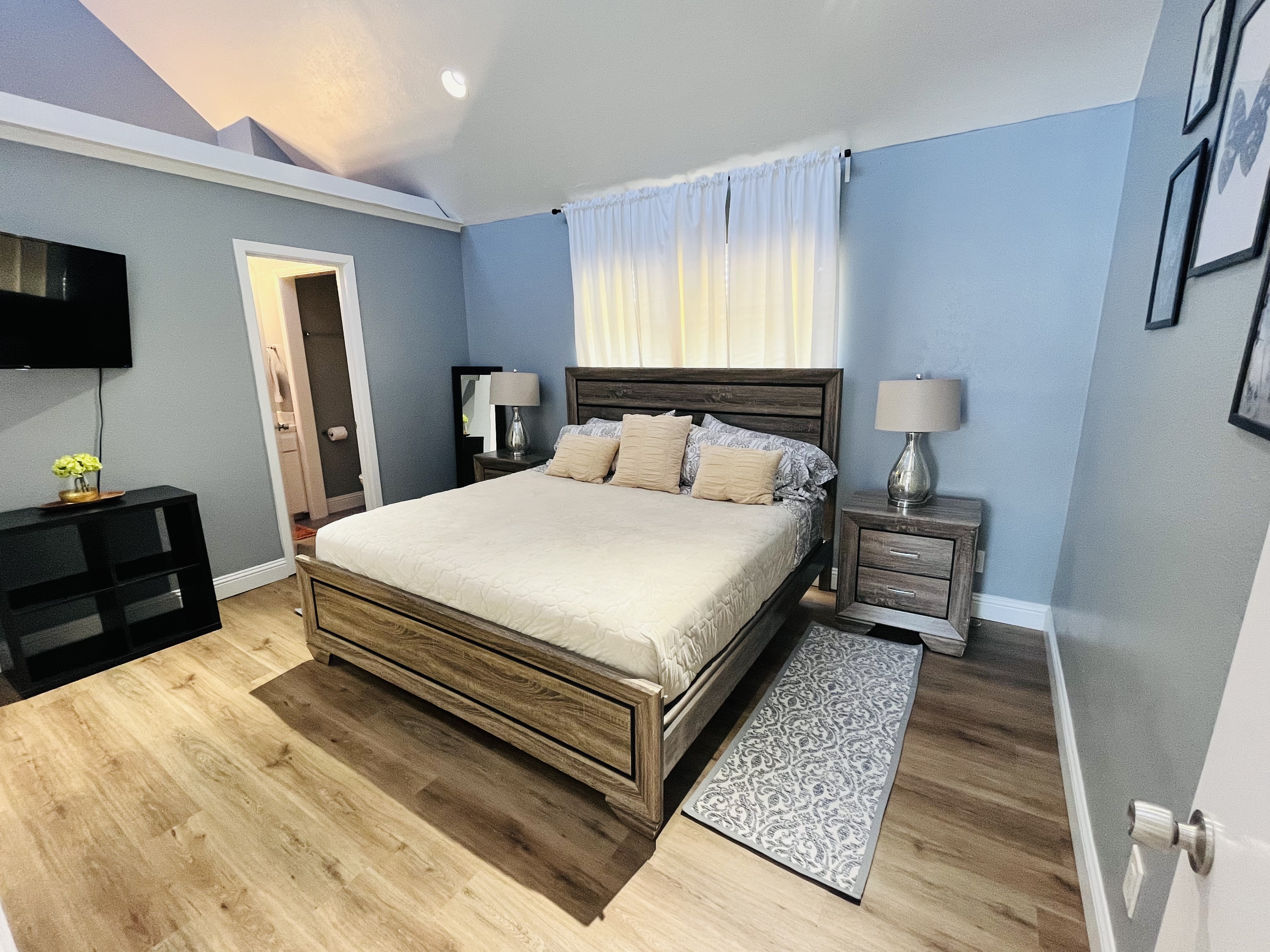 Katy Trail Condo In Heart of Trendy Uptown! in District 14, Dallas