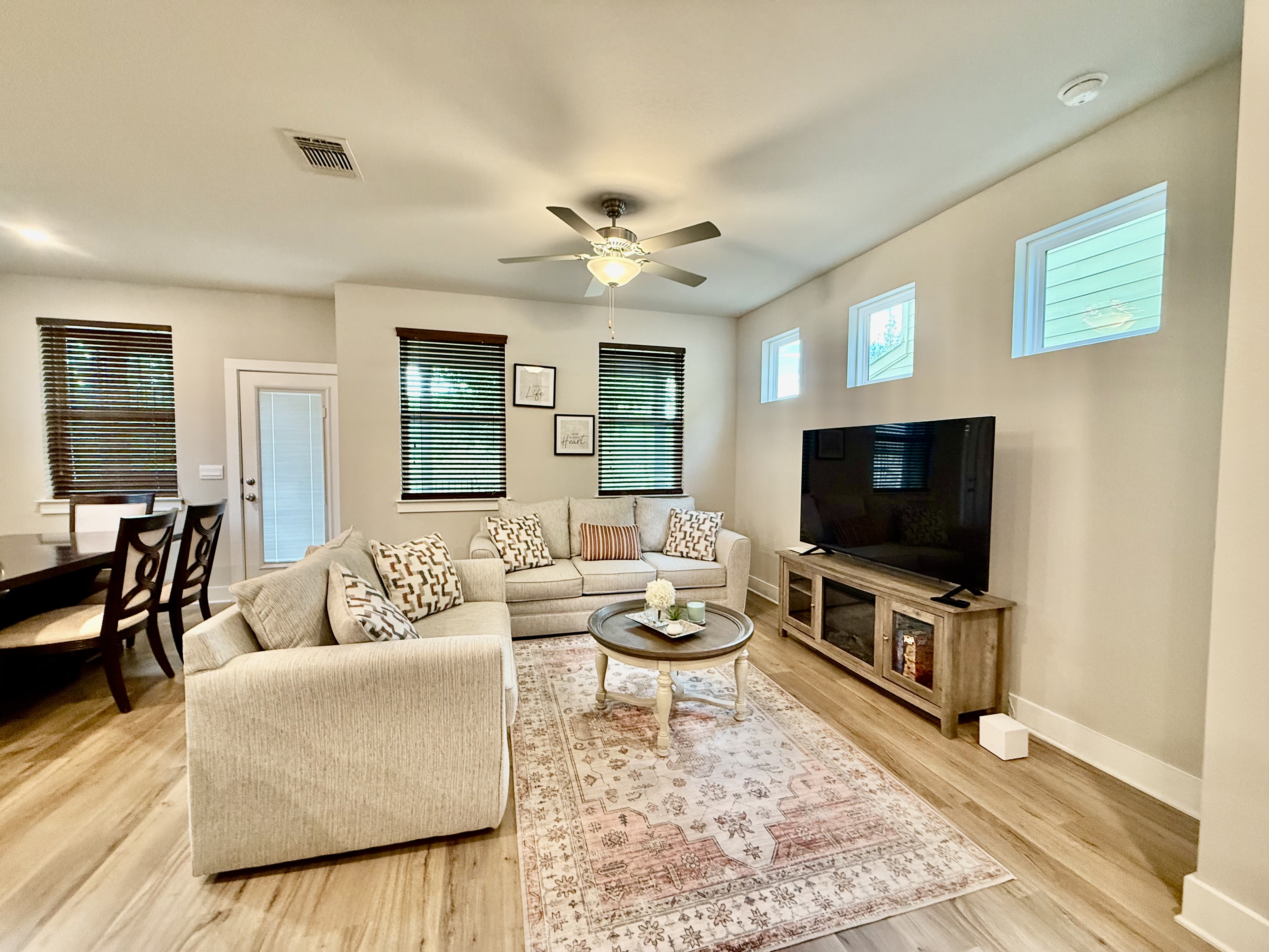 Austin Charming 3BR Near Airport & Downtown & COTA in 78744, Austin