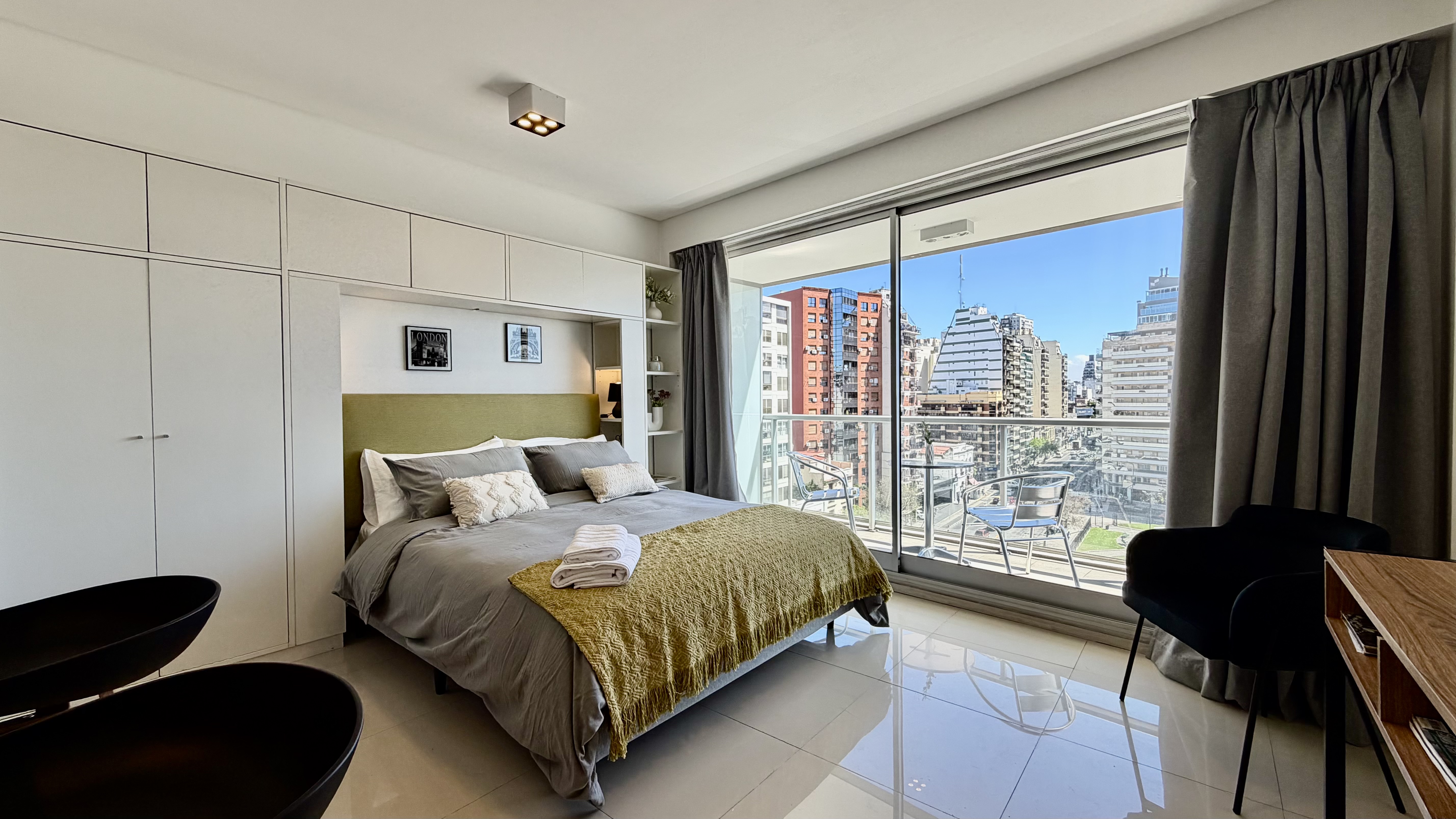 Modern Studio with Balcony & Stunning City Views