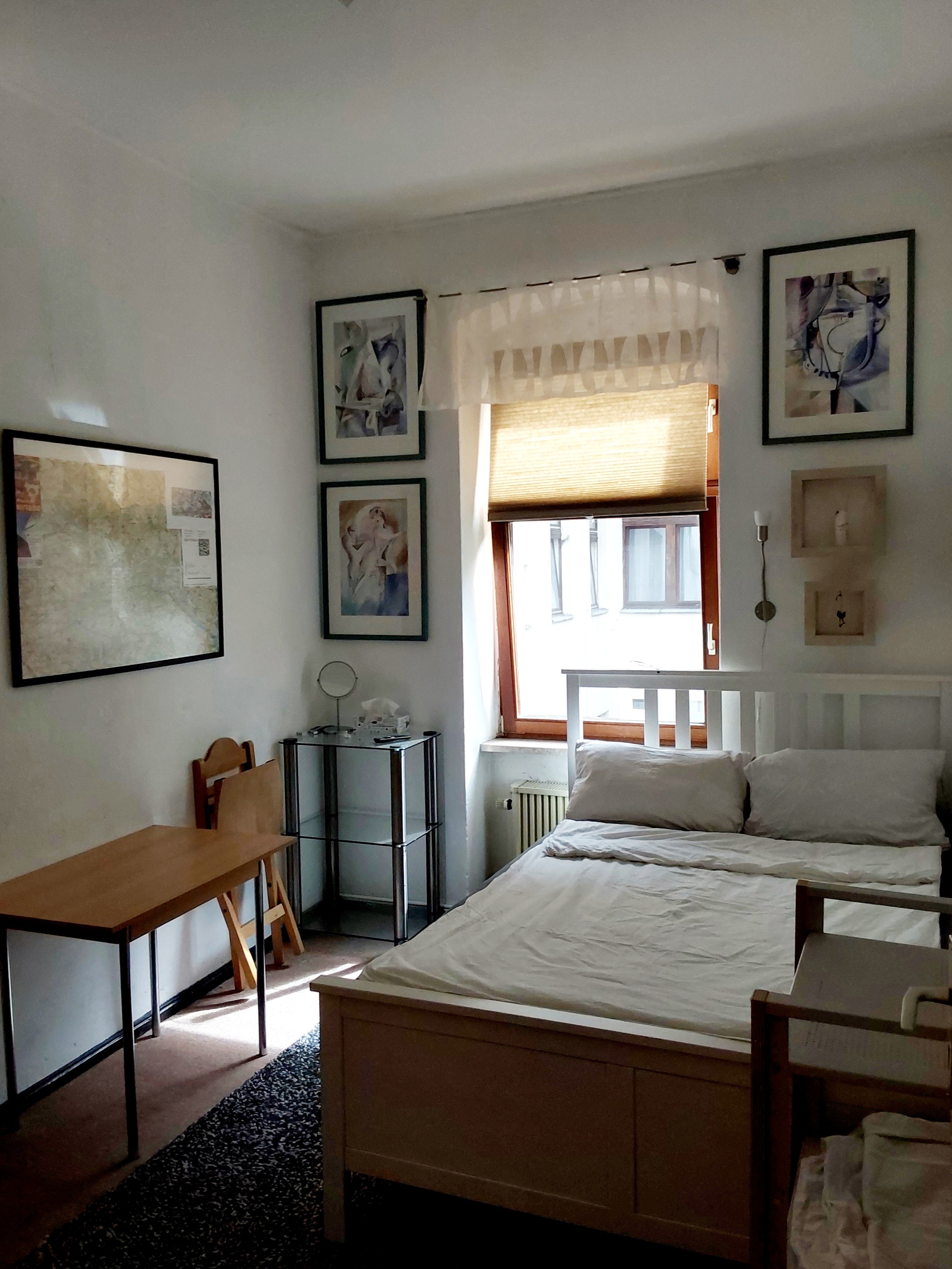 Cozy and quiet room in old building in Berlin
