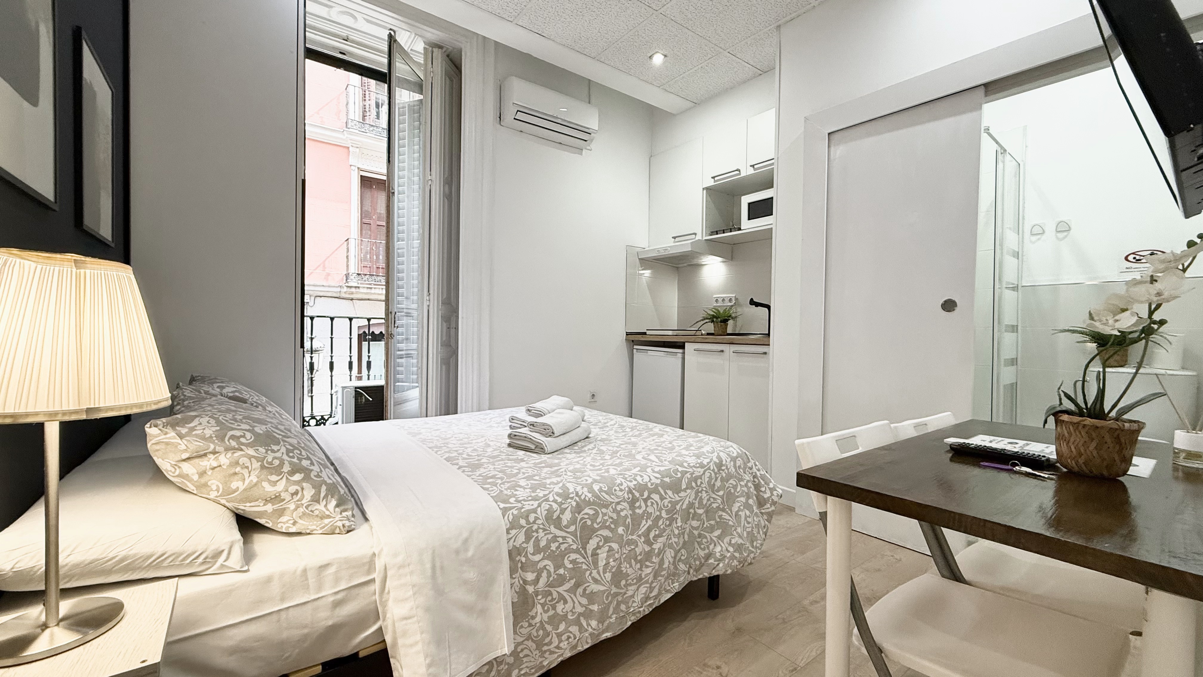 3.- Estudio Privado ÓPERA/SOL. Con Balcón