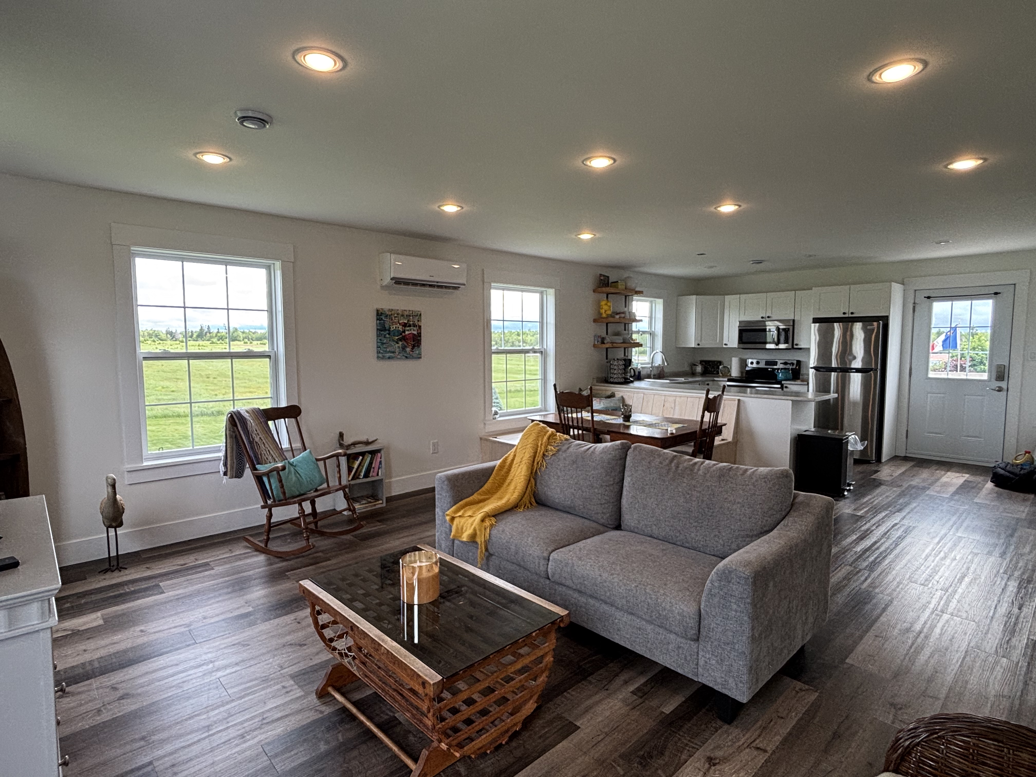 Beautiful open loft-7 minute walk to the beach! π in Shediac, New Brunswick
