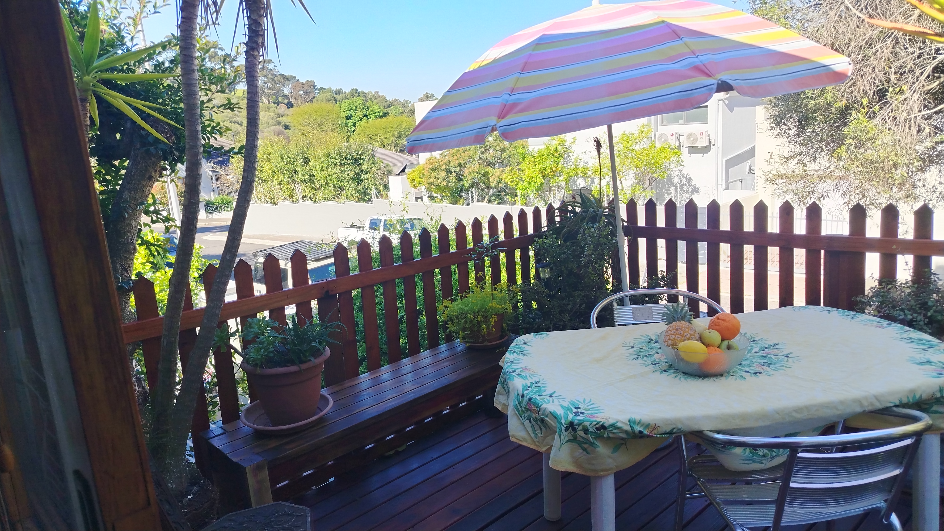 Spacious studio with sunny deck in Tamboerskloof in Ward 77, Cape Town