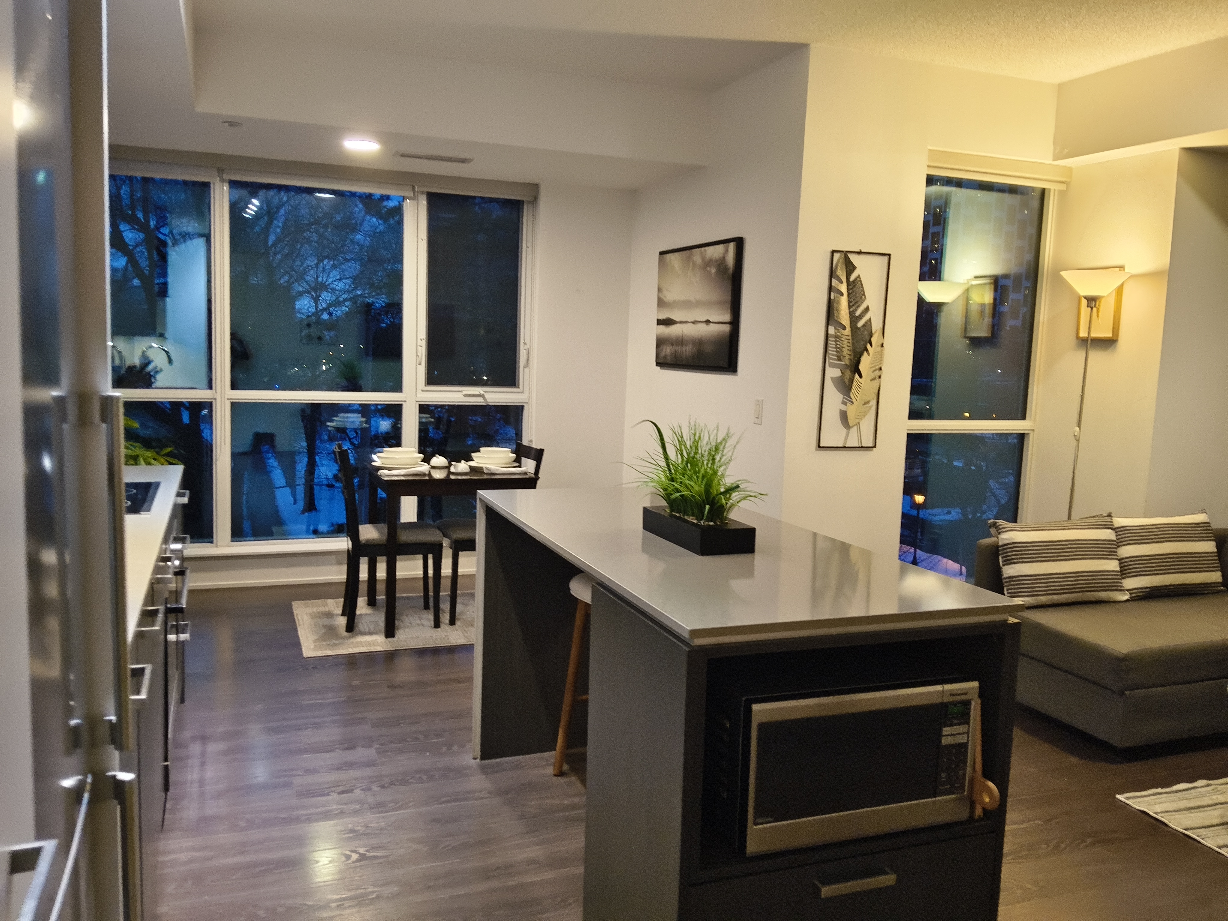 luxurious One bed room&den with Parking
