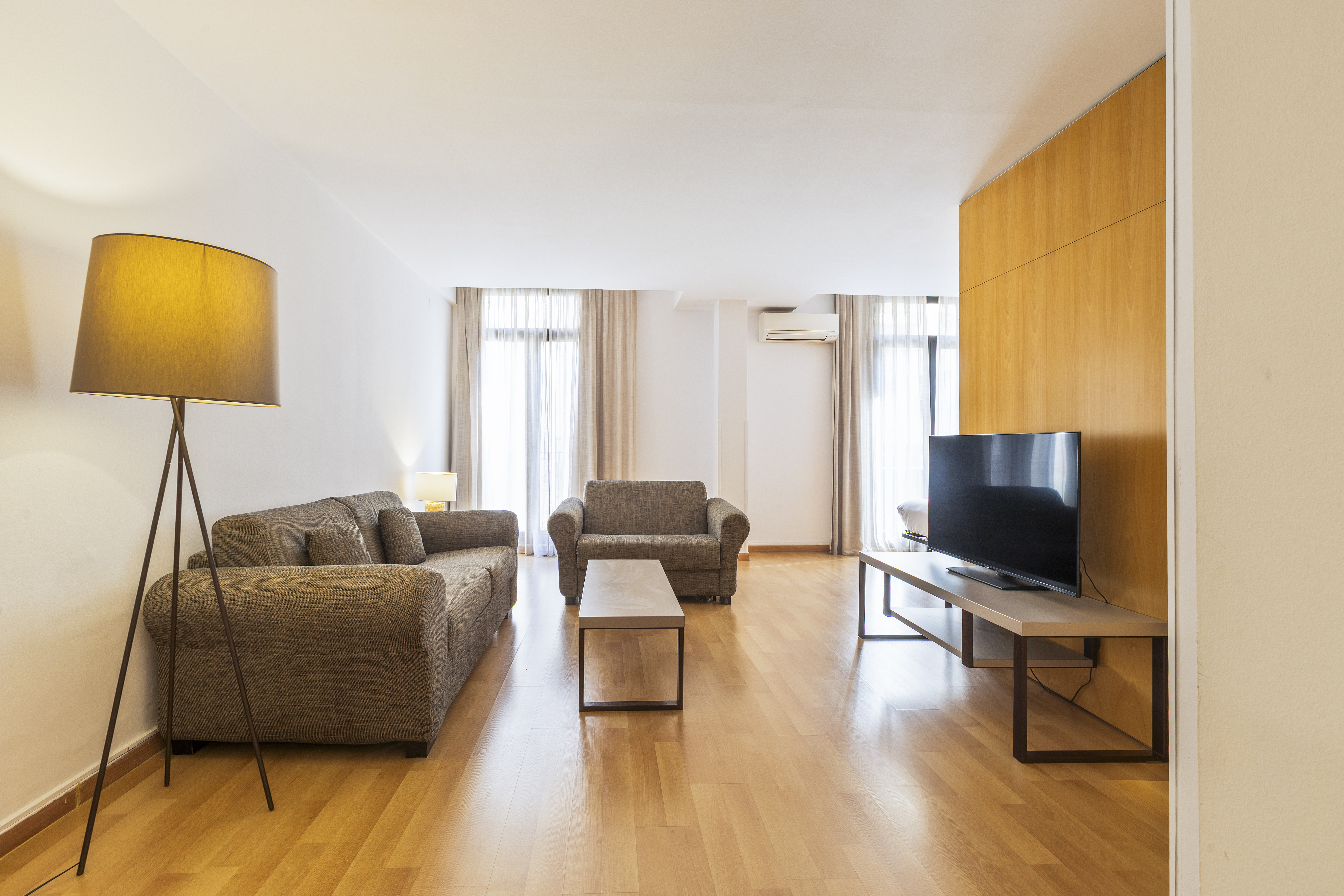 Bright, central & spacious studio, Rambla, AC