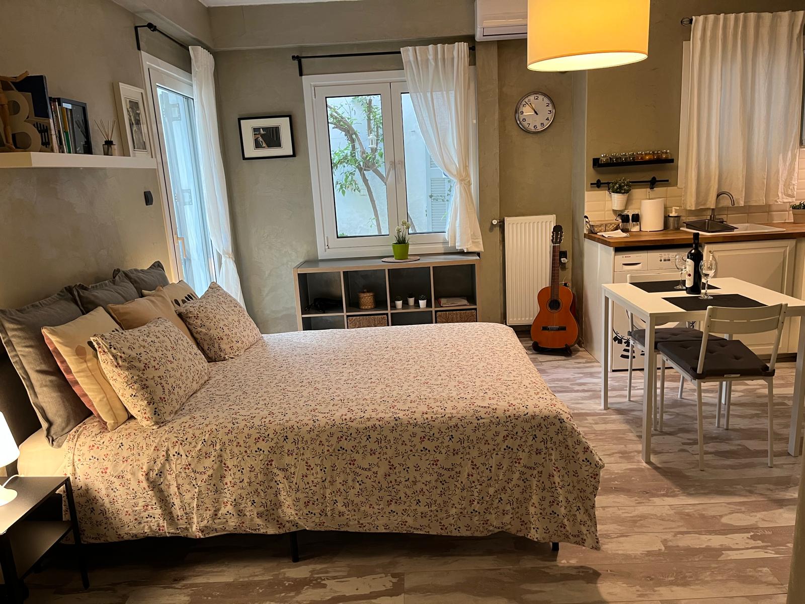 Cozy and smart apartment with courtyard in Koukaki