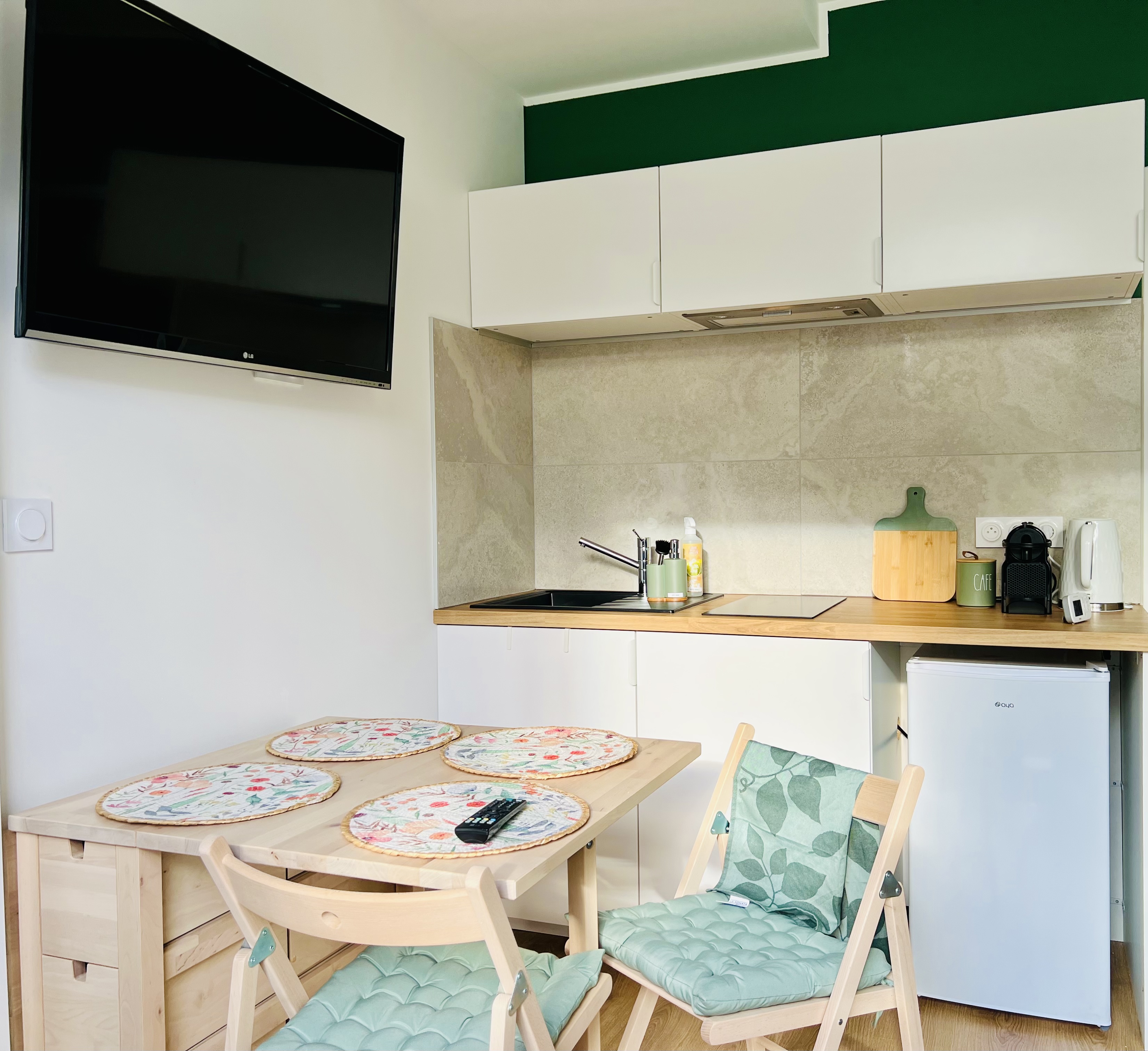 Air-conditioned garden and parking apartment