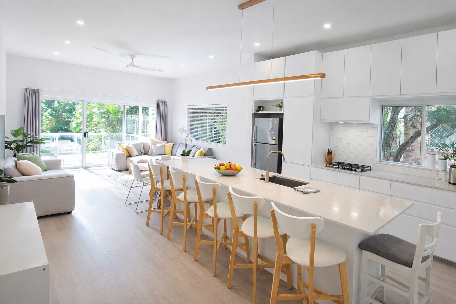 Spacious 3BR duplex, parking, lush garden, beach in Waverley, Sydney