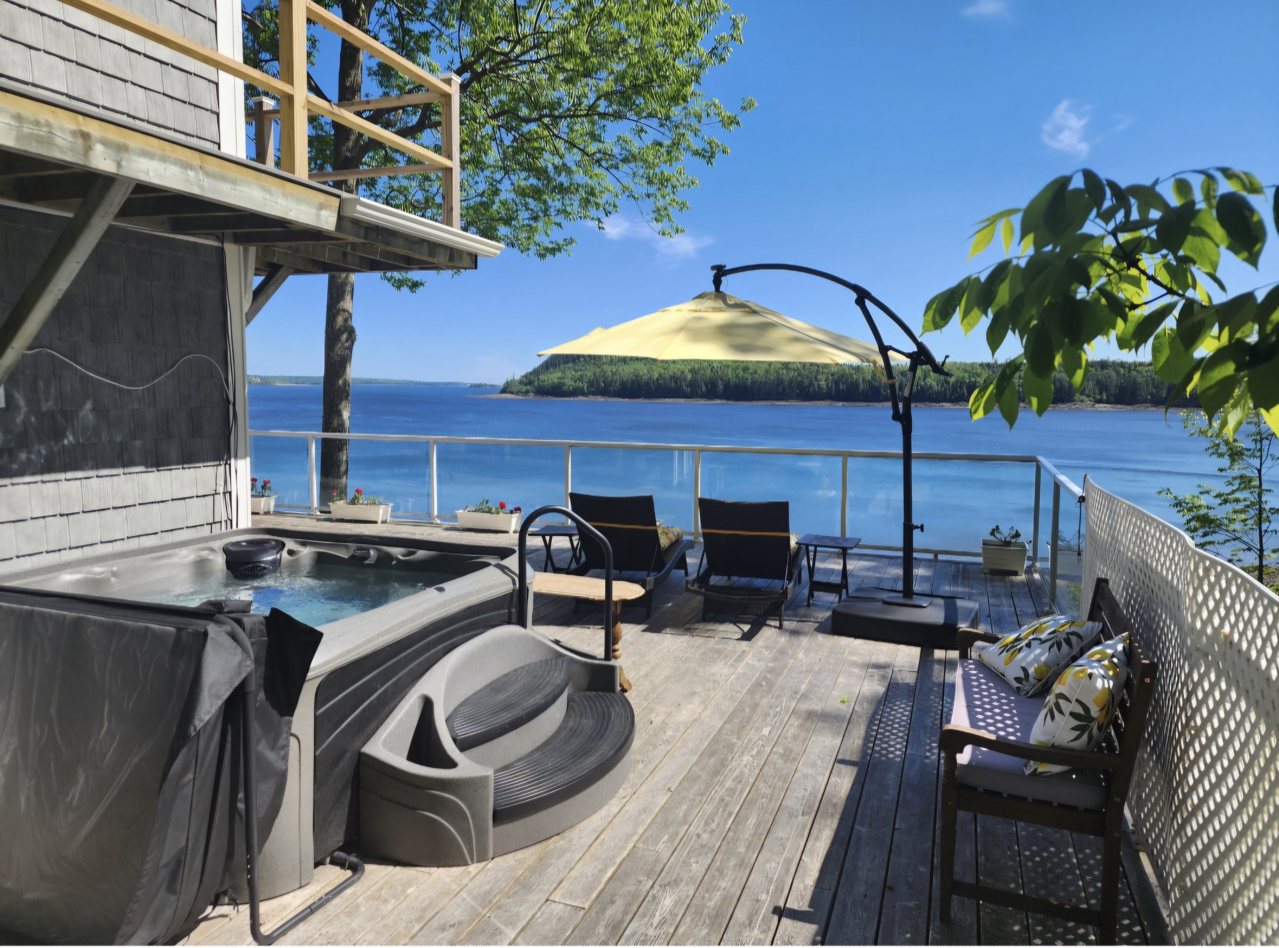Luxury w/fire pit & hot tub on deck by the water! in Dufferin, New Brunswick