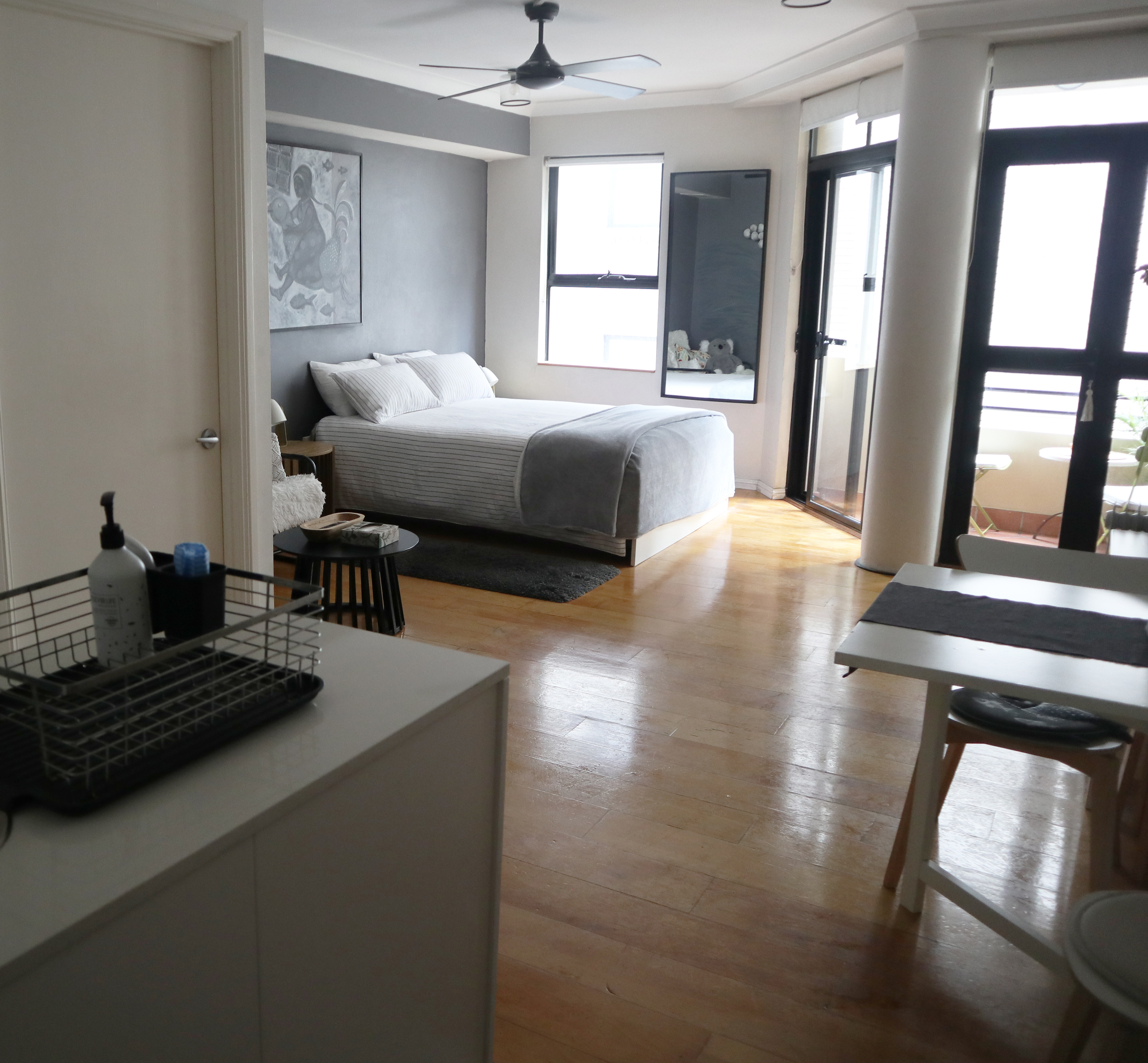 "Fish Pond" centrally located studio with balcony