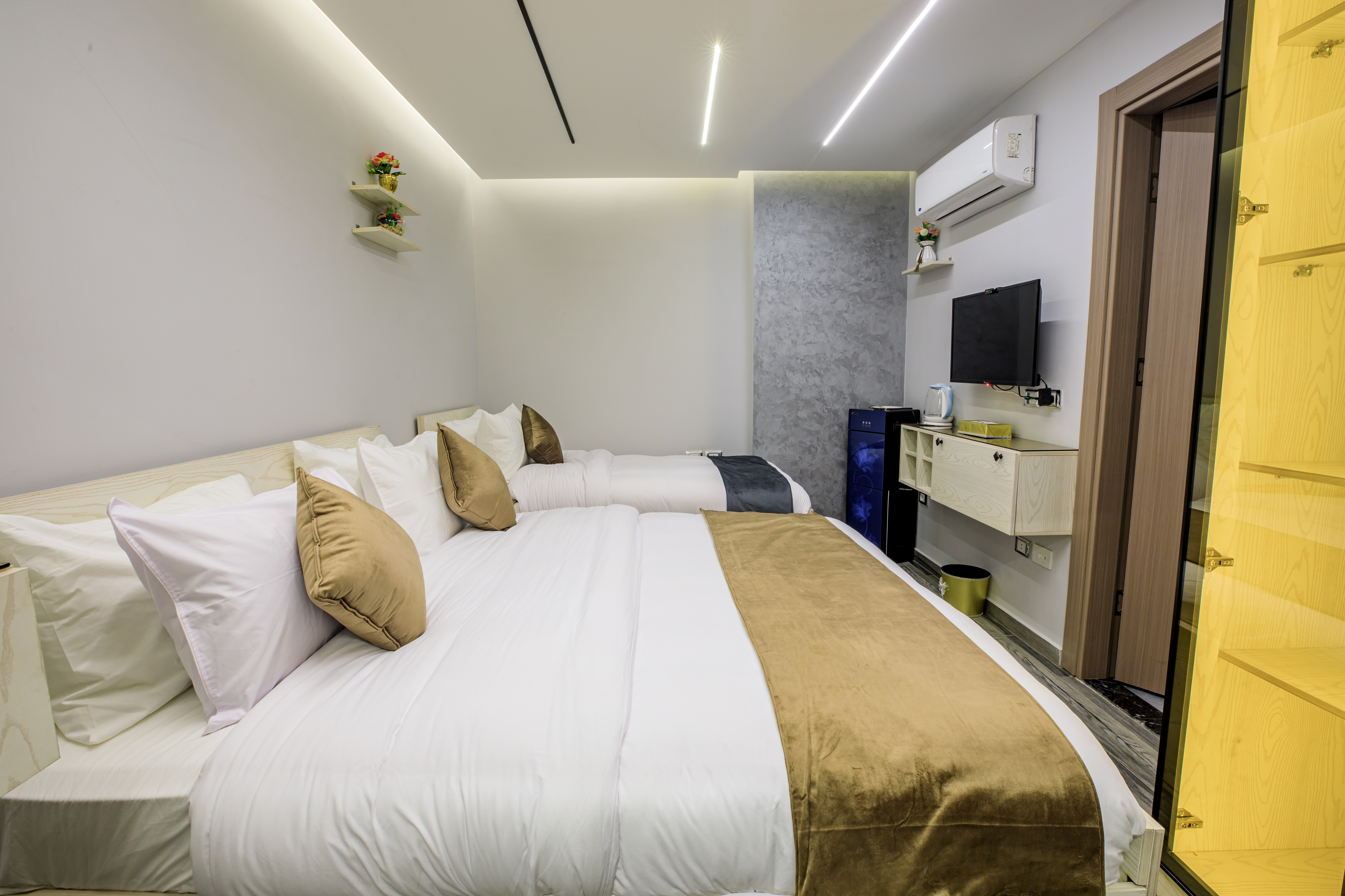 Deluxe Triple Room Small World