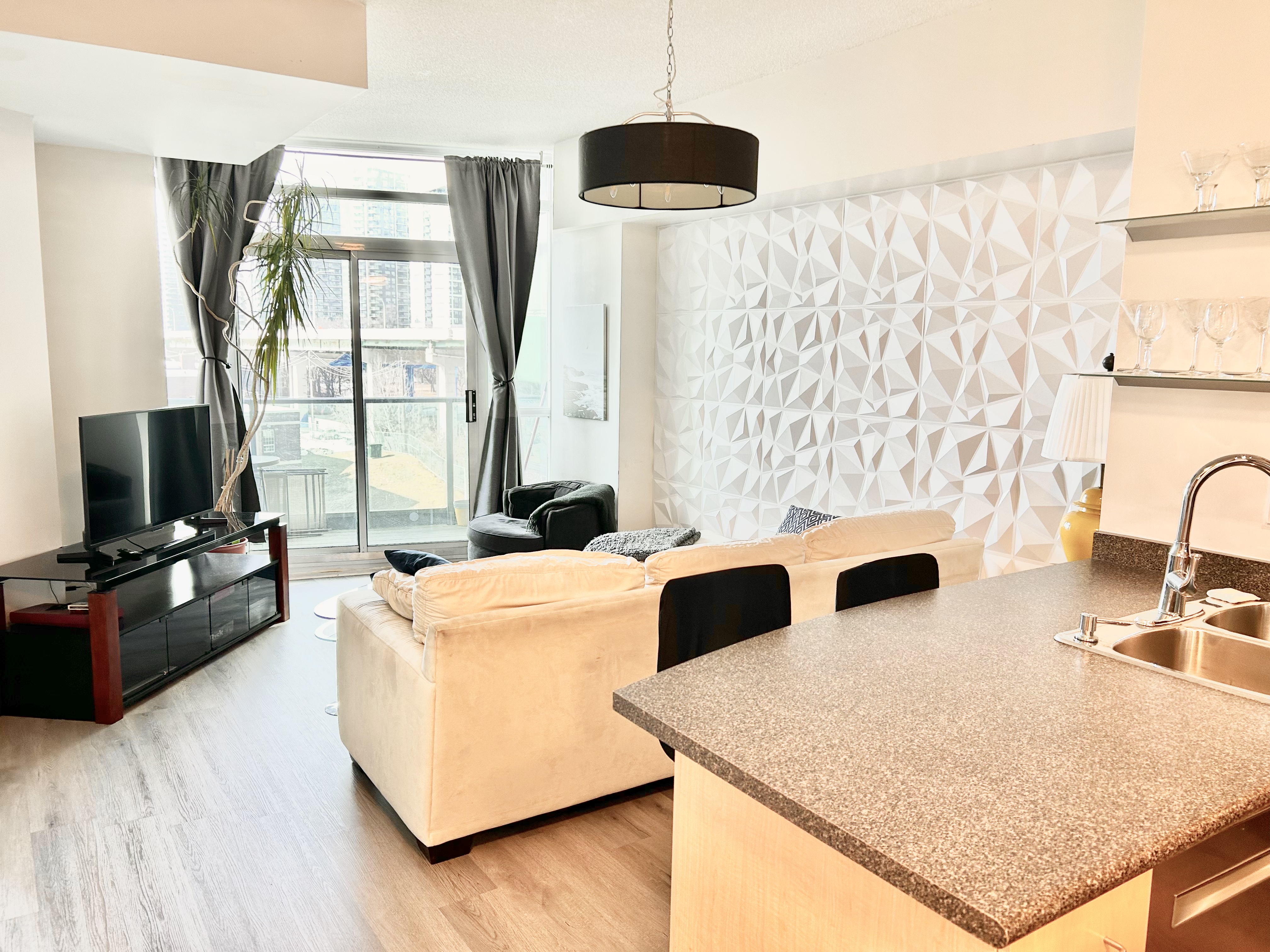 Modern 1 Bedroom Downtown Condo w free parking
