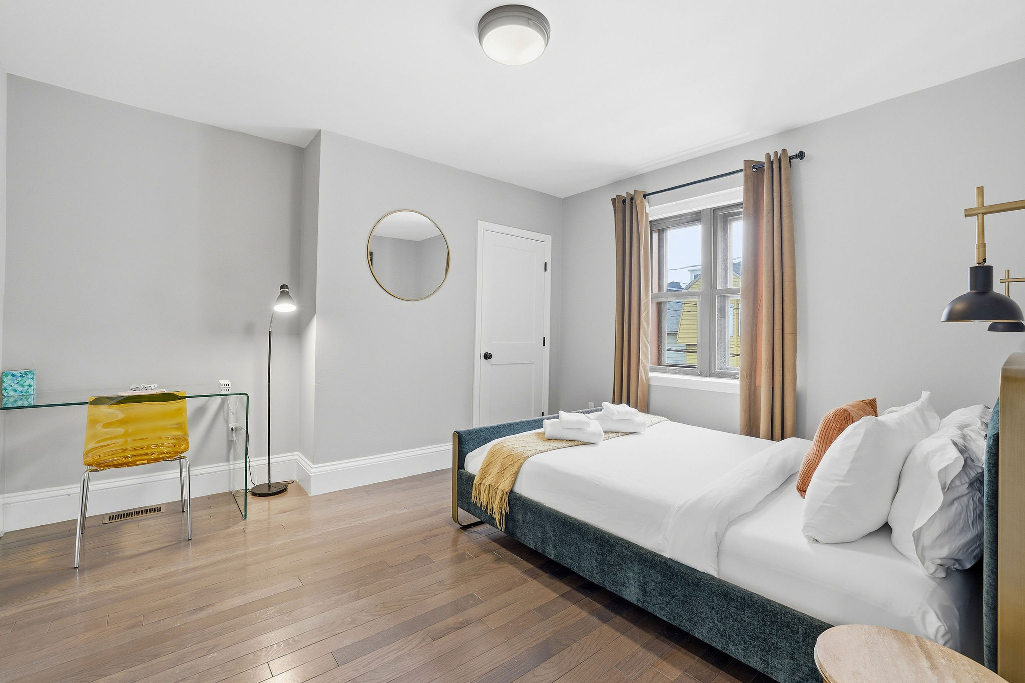 Modern & Bright-Great Location-Mins to Logan