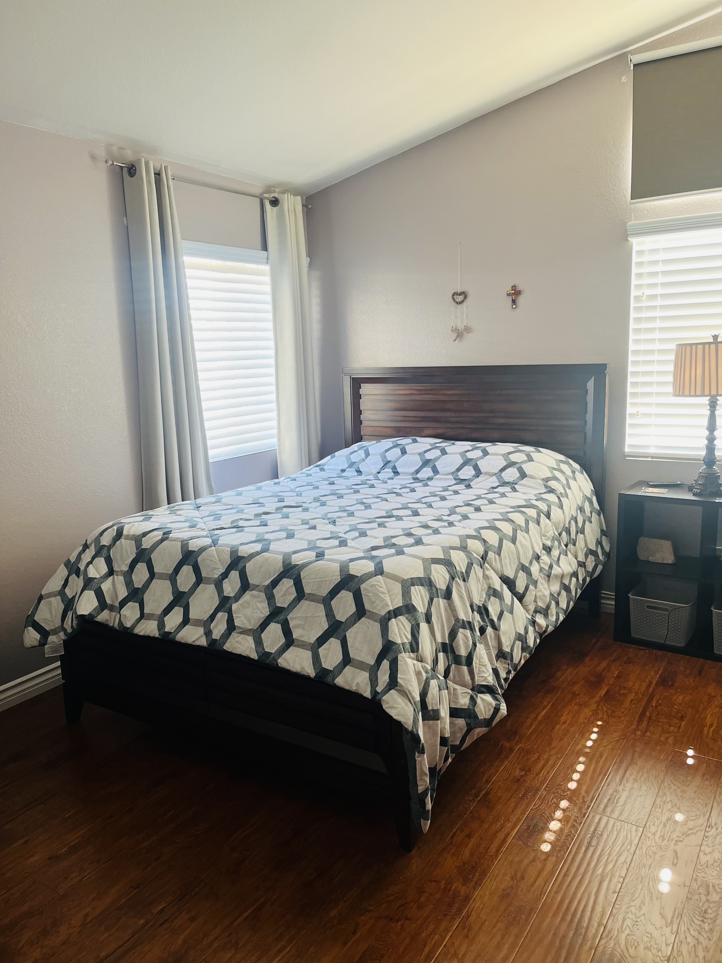 Cozy and tranquil room near UCR for relaxation.