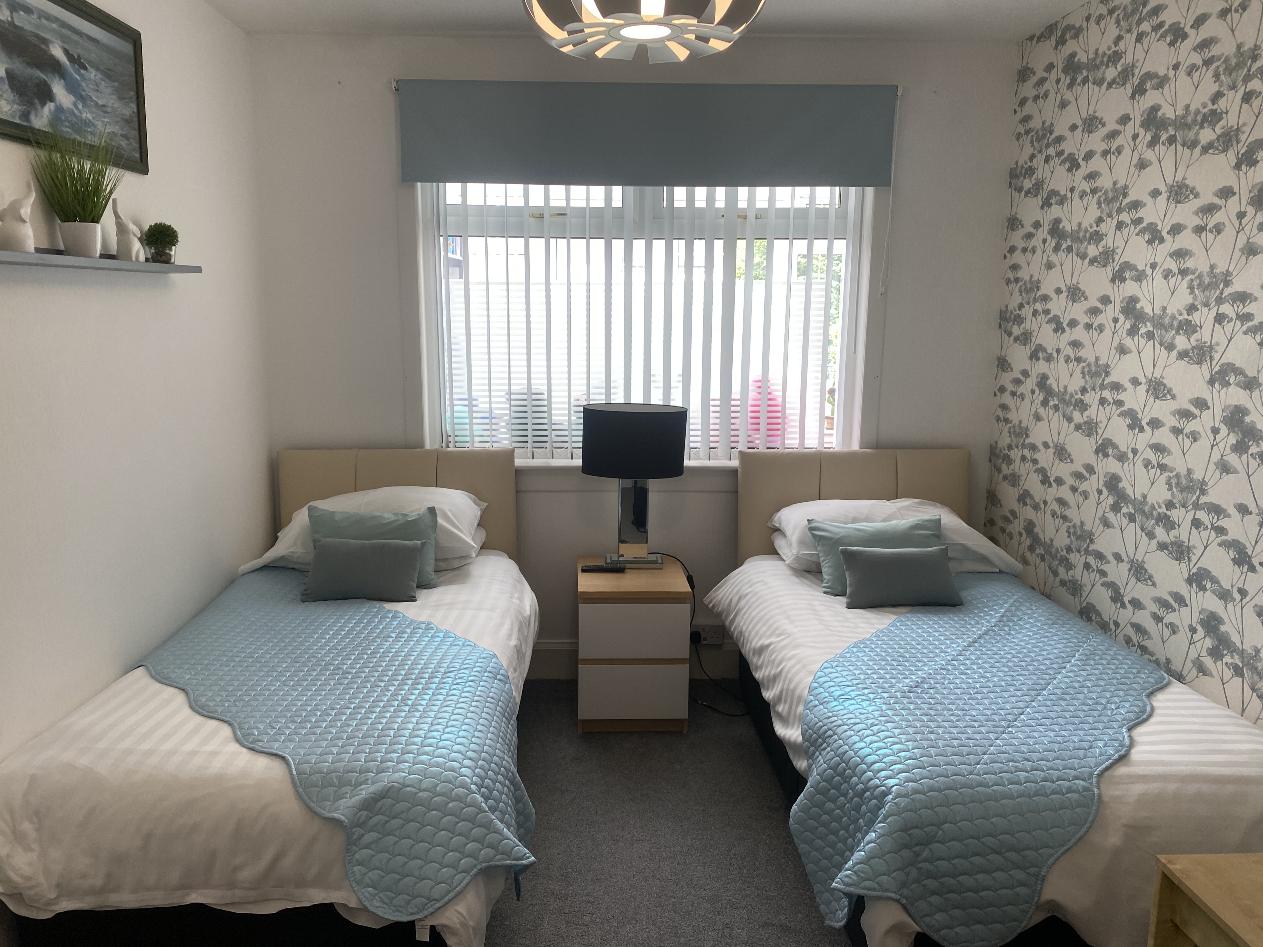 Beautiful, Spacious, en-suite, twin room in Moredun and Craigour, Edinburgh