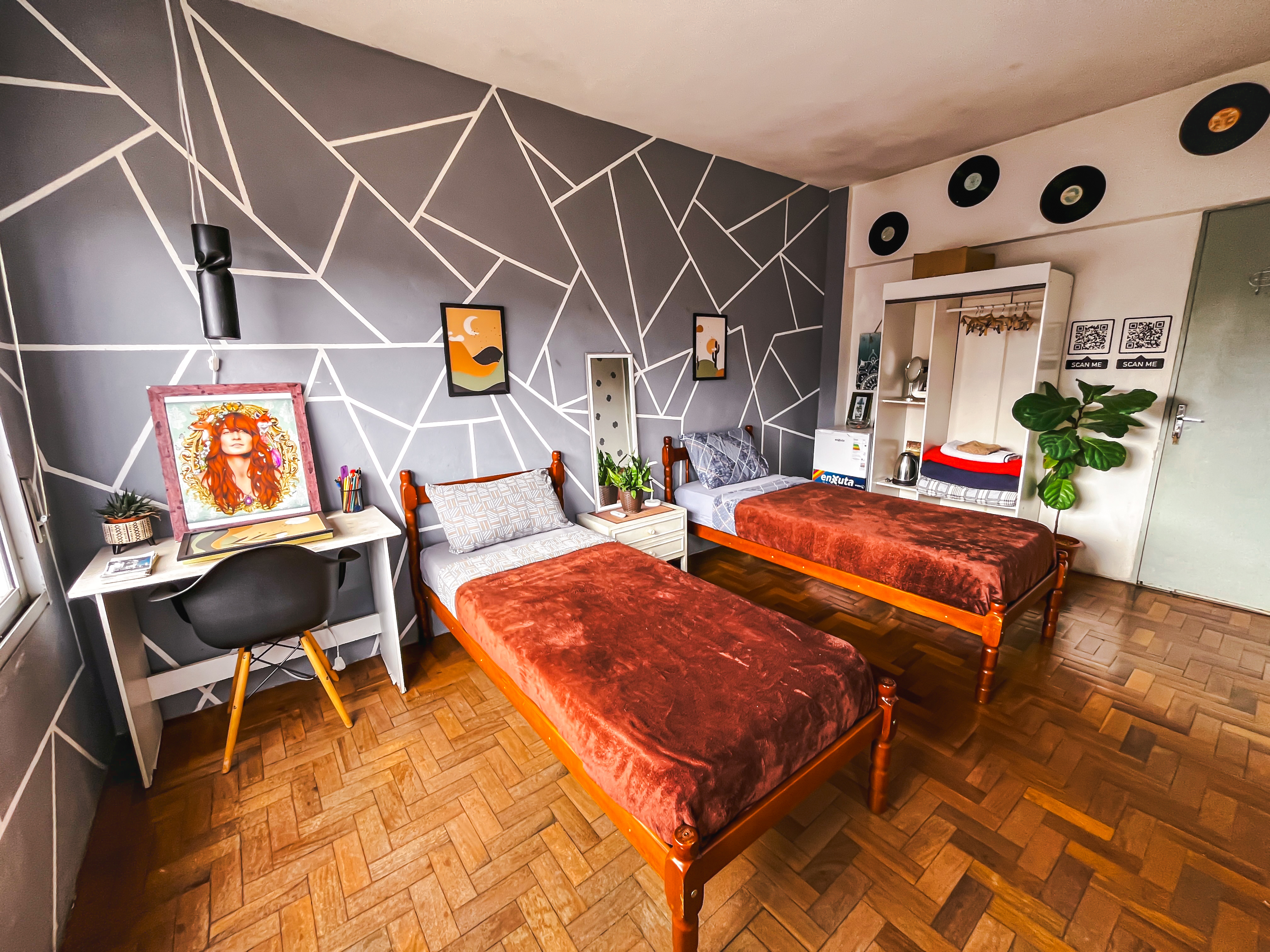 Downtown apartment: Private room, bathroom Minibar