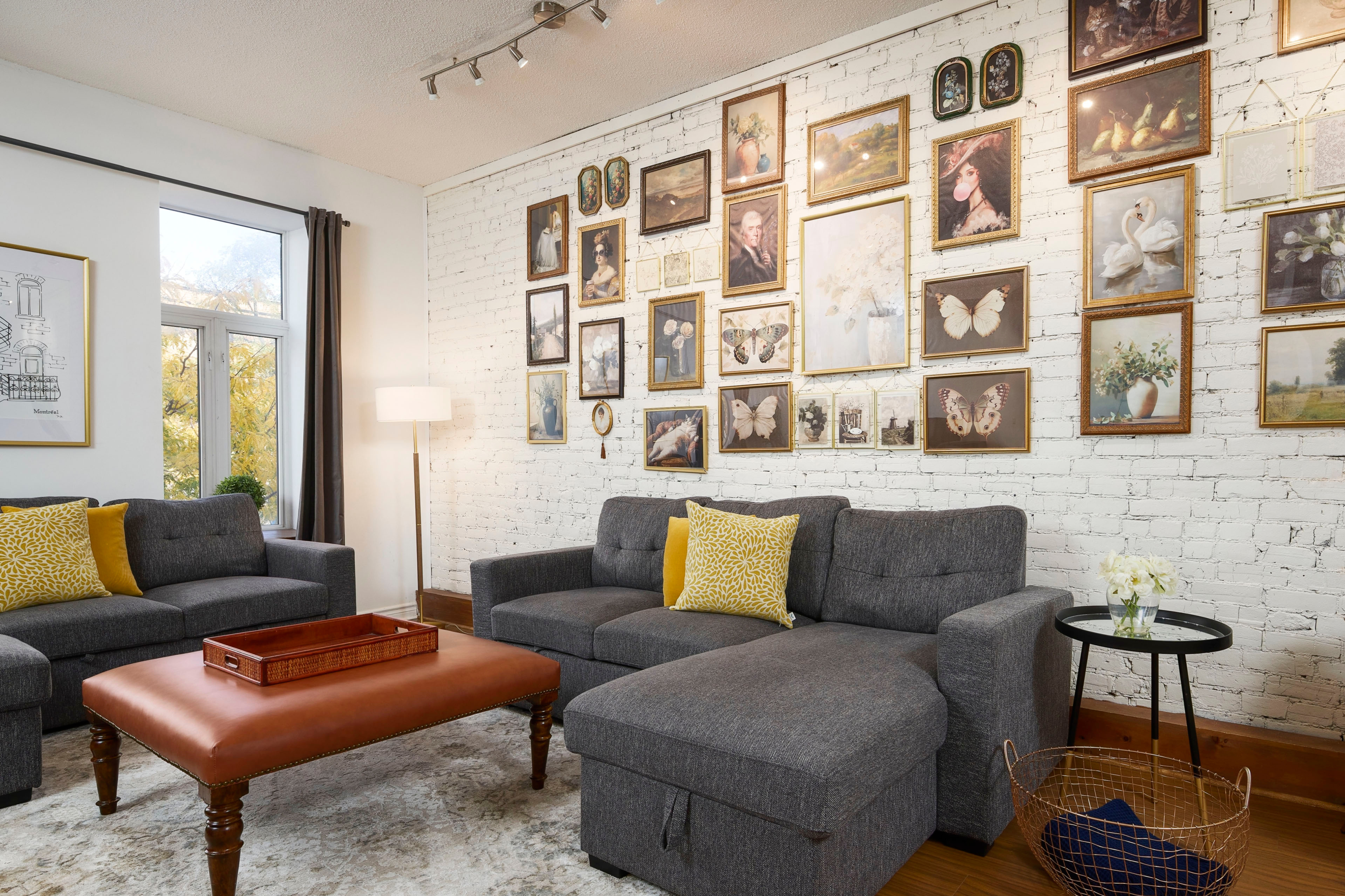 Dreamy Bright 3BR Plateau Loft with A/C