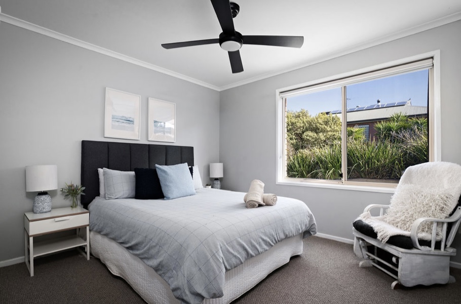 Sunbury on the hill close to airport with wifi pet