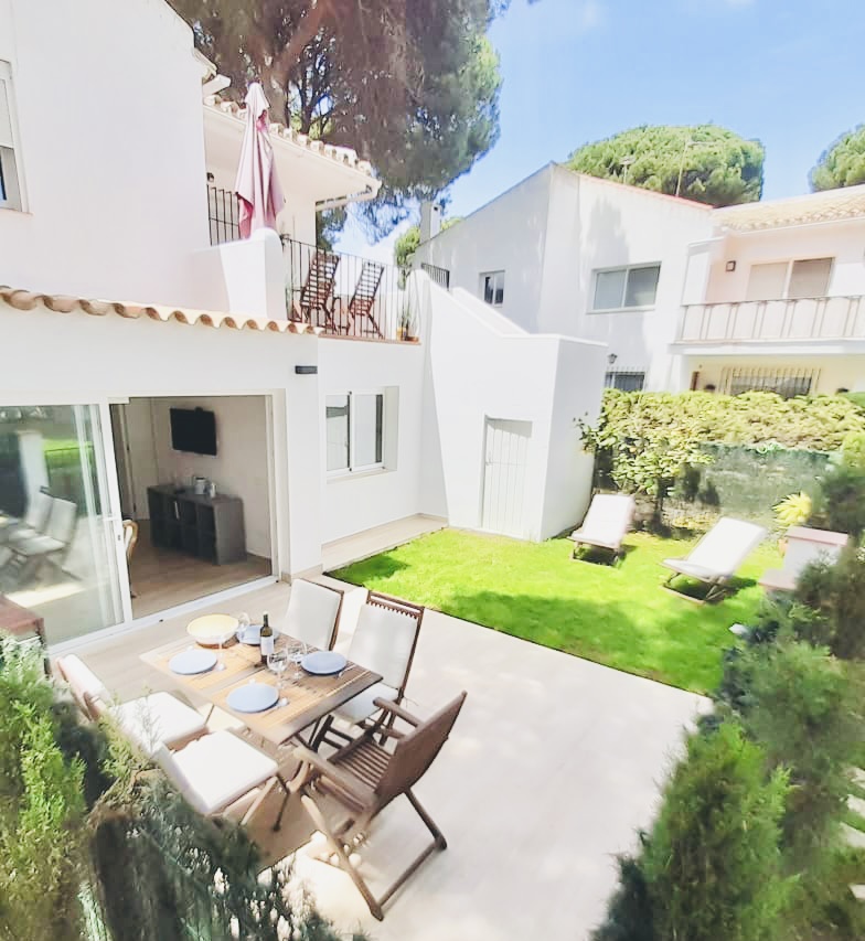 Bright  bungalow 300m from the beach.