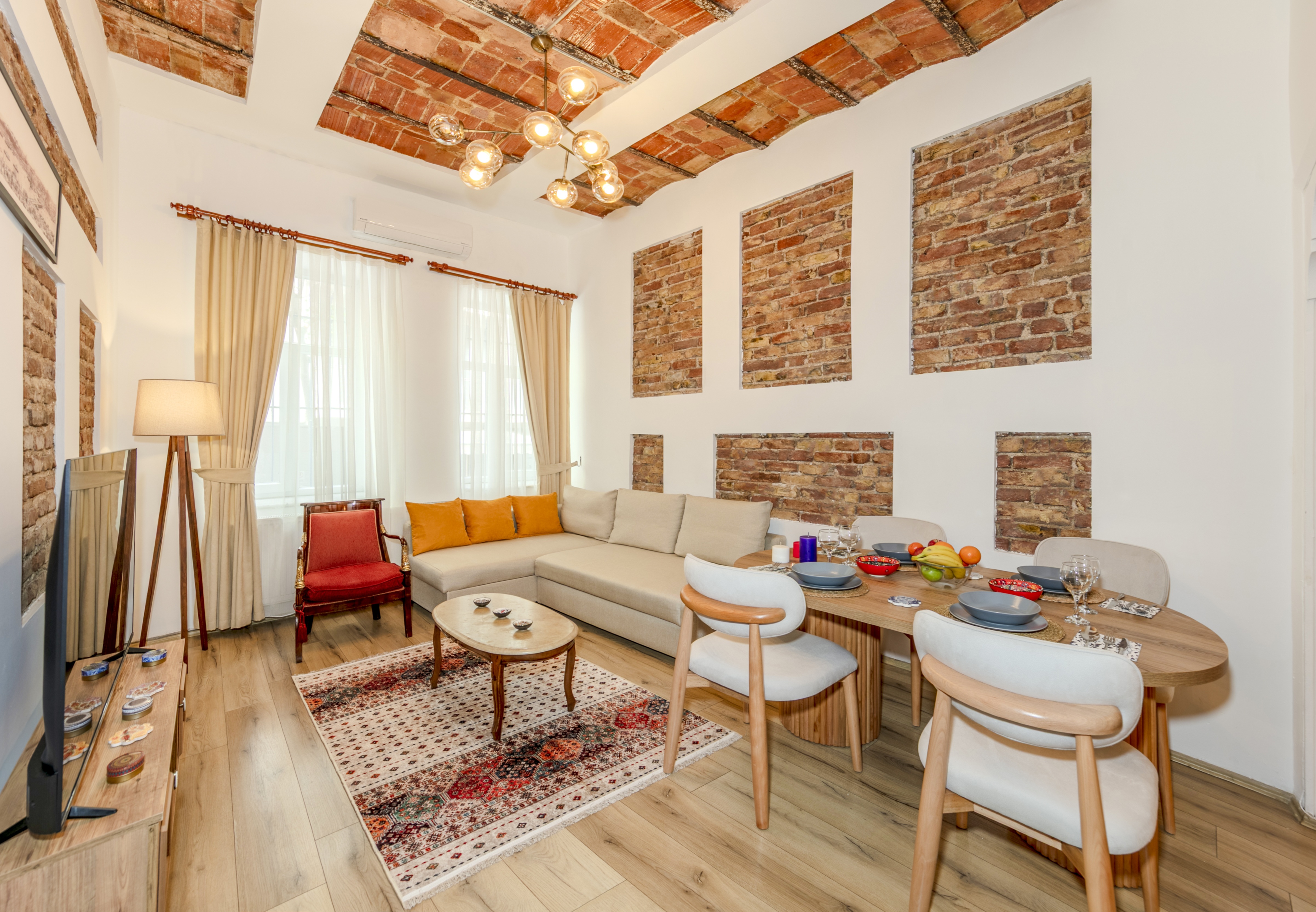 Stylish Flat Sleeps 6 · 2 Baths · Shared Terrace