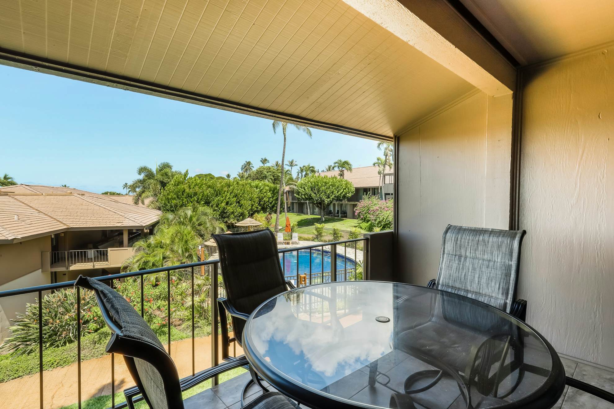 Tropical Studio Oceanview 2nd-Floor | Balcony in Lahaina, Hawaii