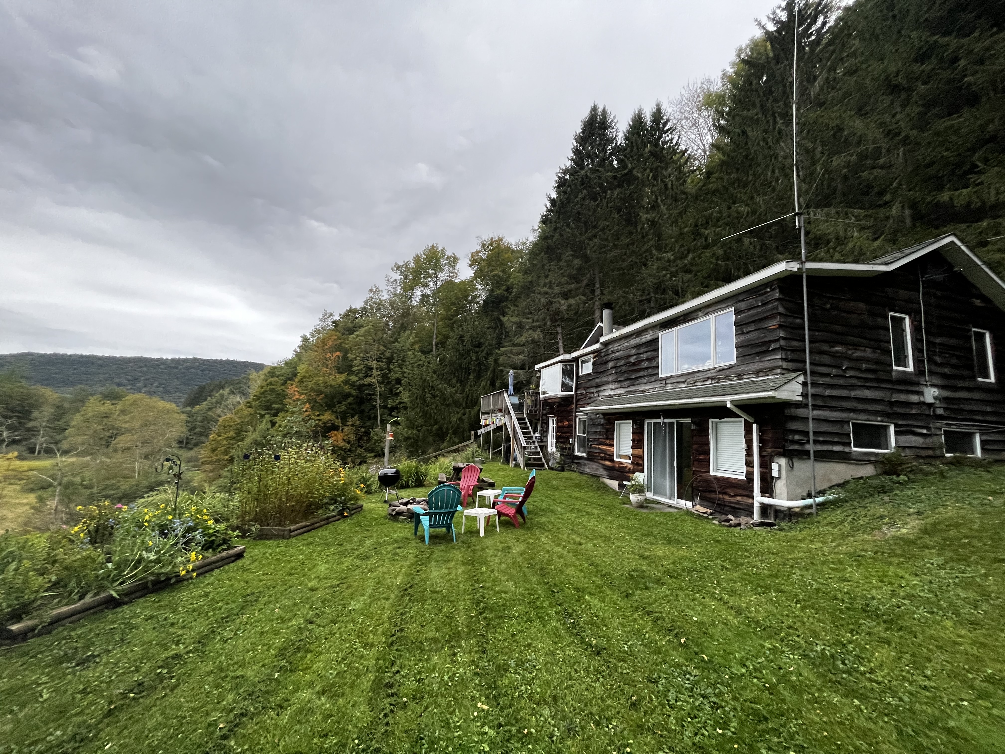 All-season cabin overlooking a meadow by the river