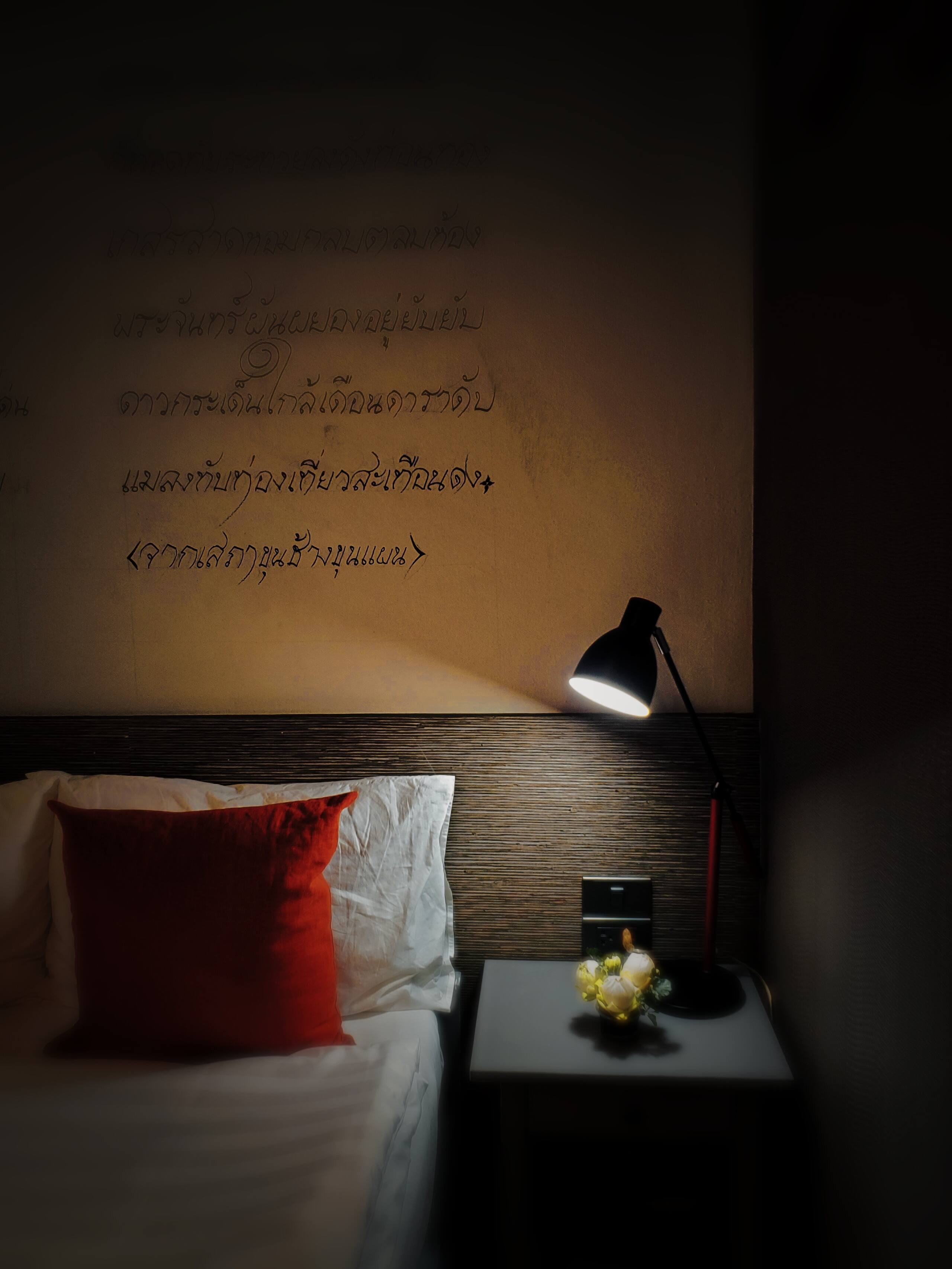 Lovely Cozy Queen Bed Silom MRT BTS Work Swimming