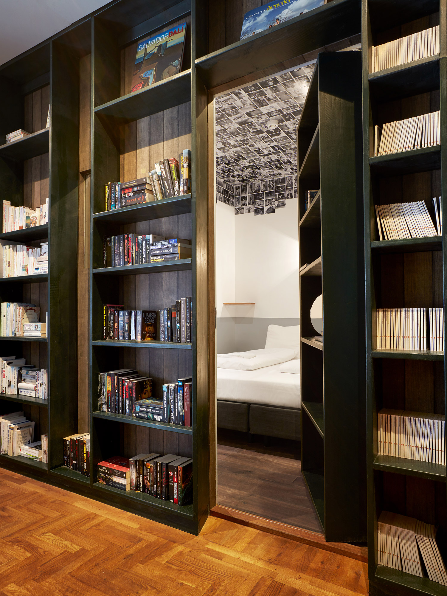 Hotel Not Hotel Amsterdam: Secret Bookcase Medium