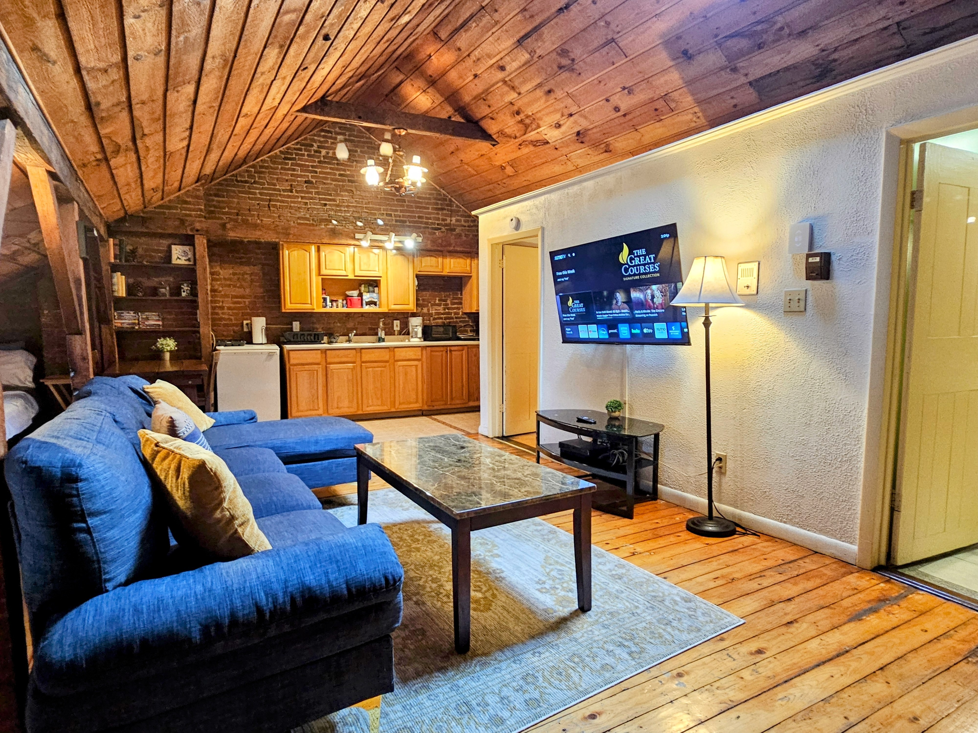 Historic Loft Suite @ Downtown Albany in SECOND WARD, Albany