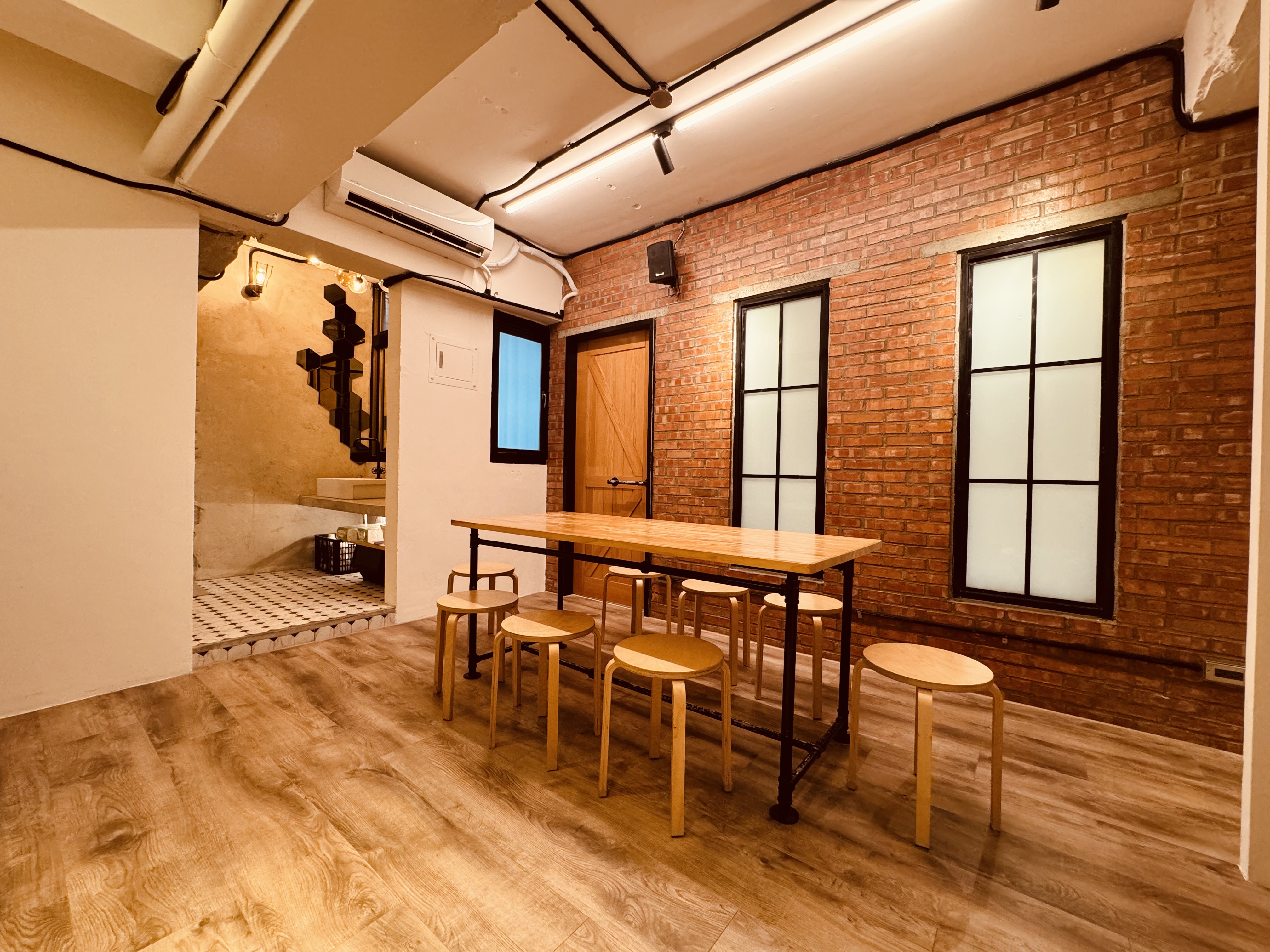 步行西門紅樓商圈 + 西門MRT 出口8秒 團體家庭