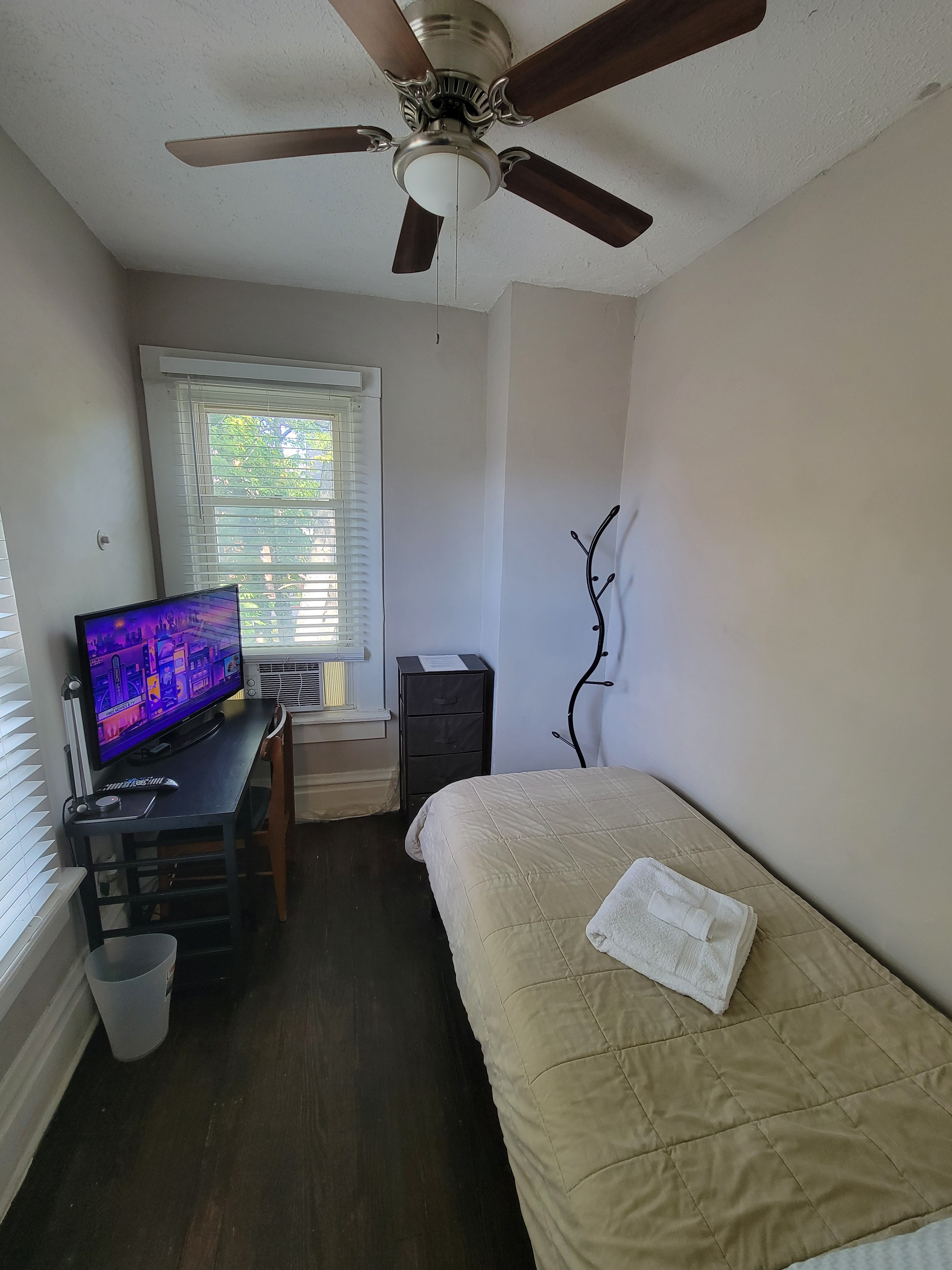 Cozy Rear Single Room Near Nationwide & Downtown in Near South, Columbus