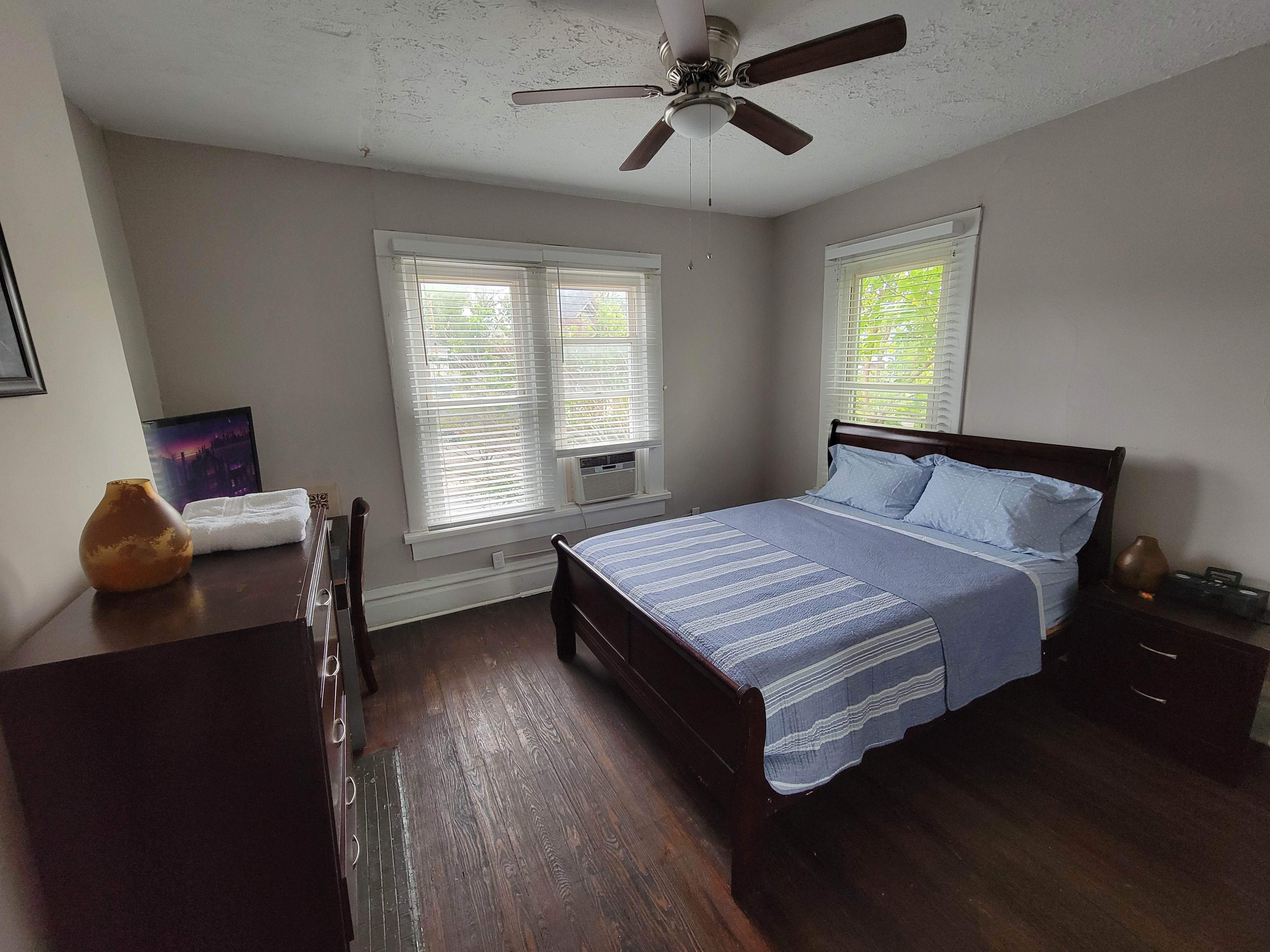 Spacious Front Bedroom Near Nationwide & Downtown in Near South, Columbus