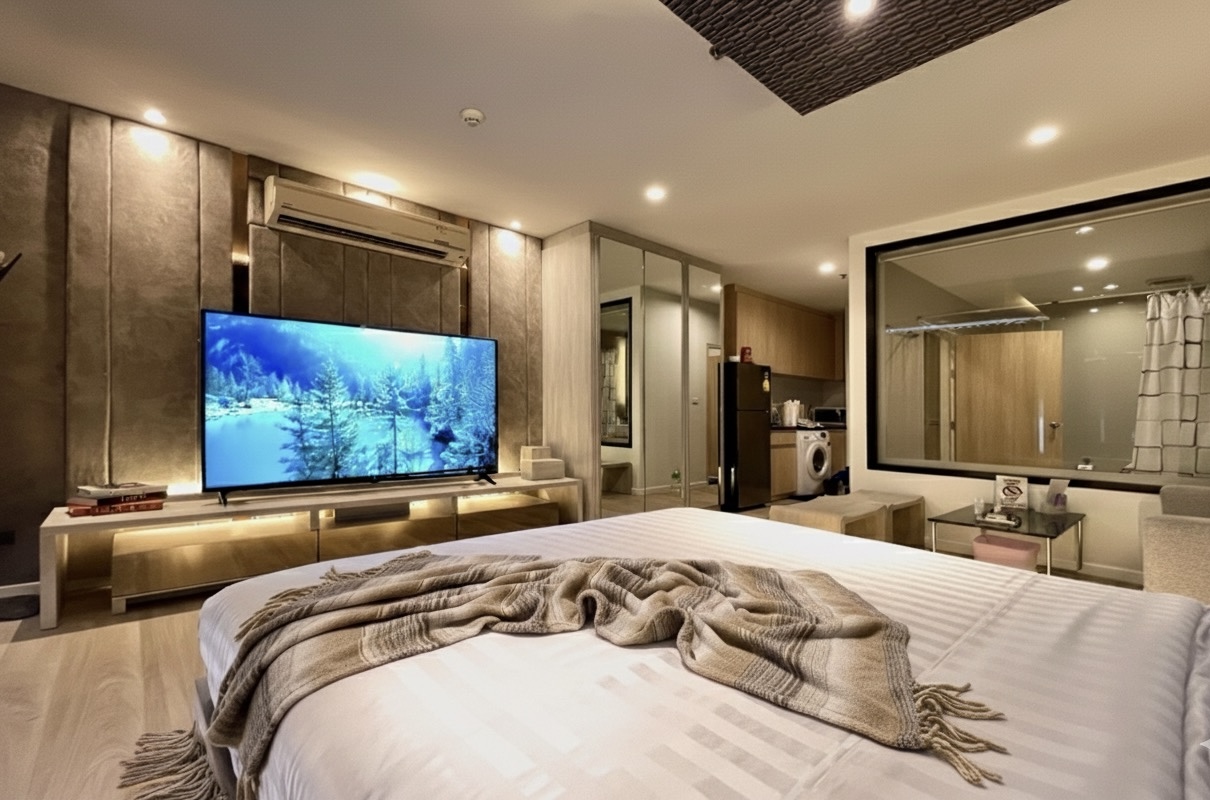 Luxury near MRT & BTS station. in Chatu Chak, Bangkok