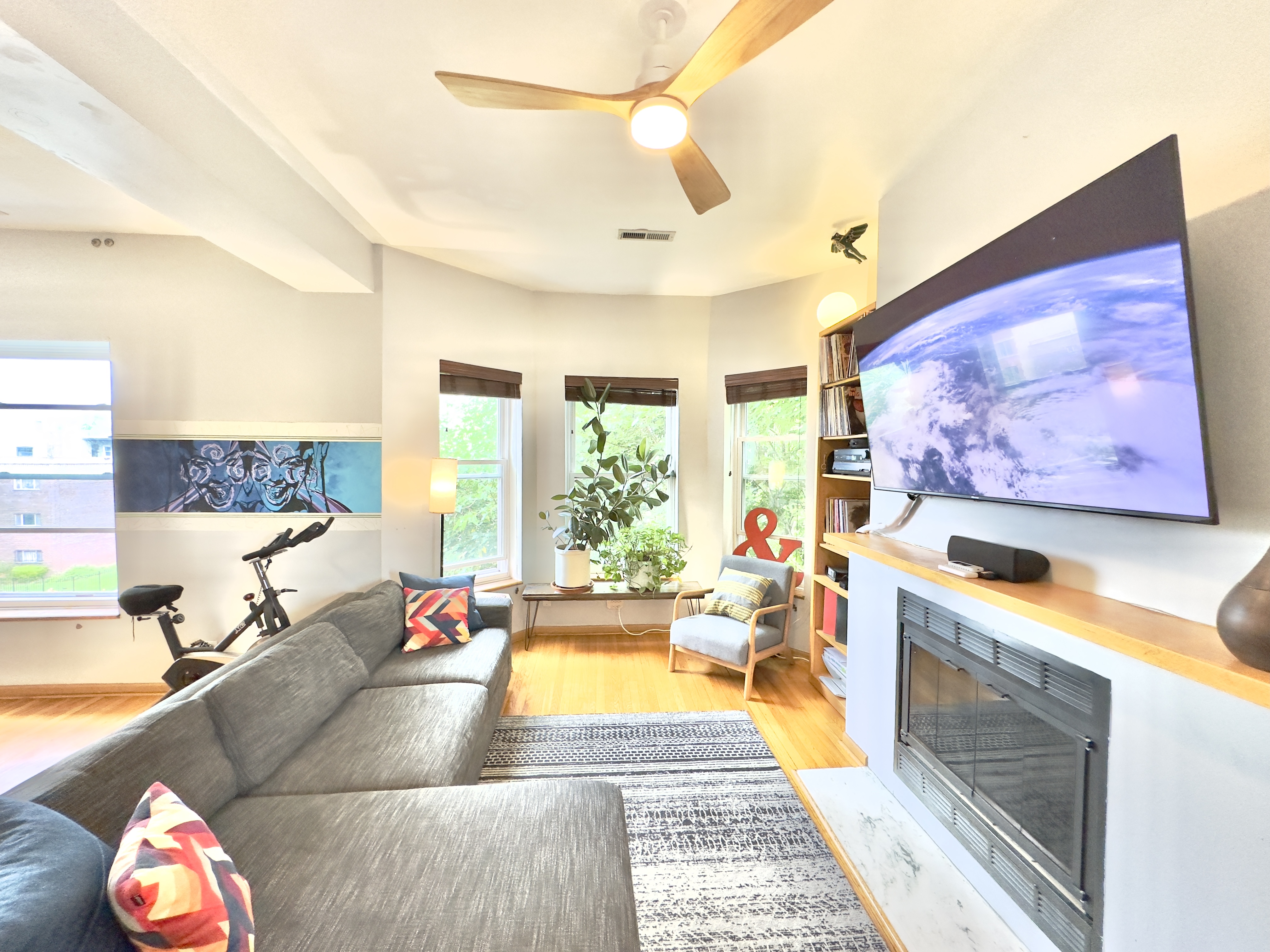 Ample Artsy Condo w Open Kitchen, Deck in Rogers Park, Chicago