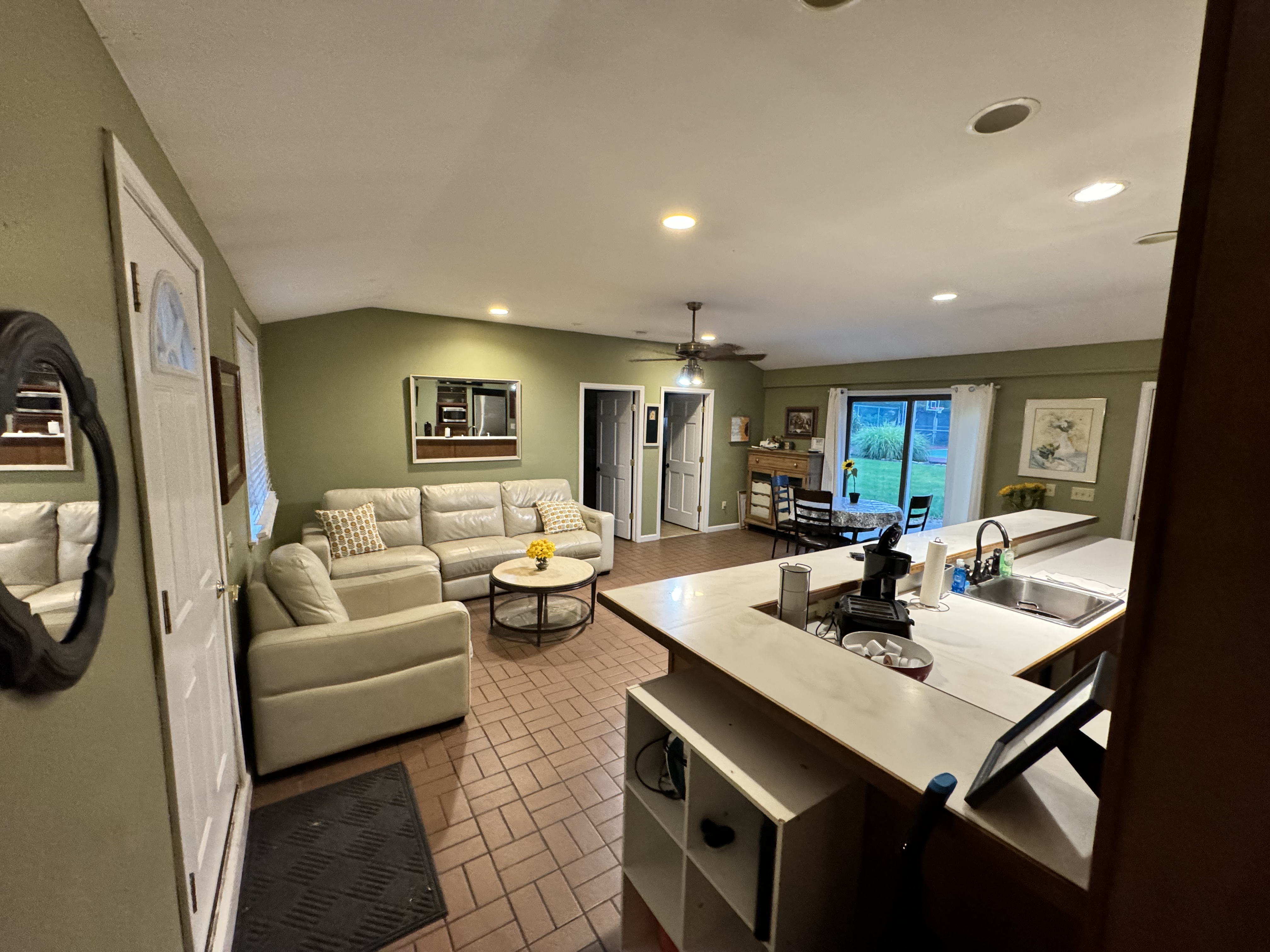 Summer Hideaway - sleeps 6 @ 24 Carol