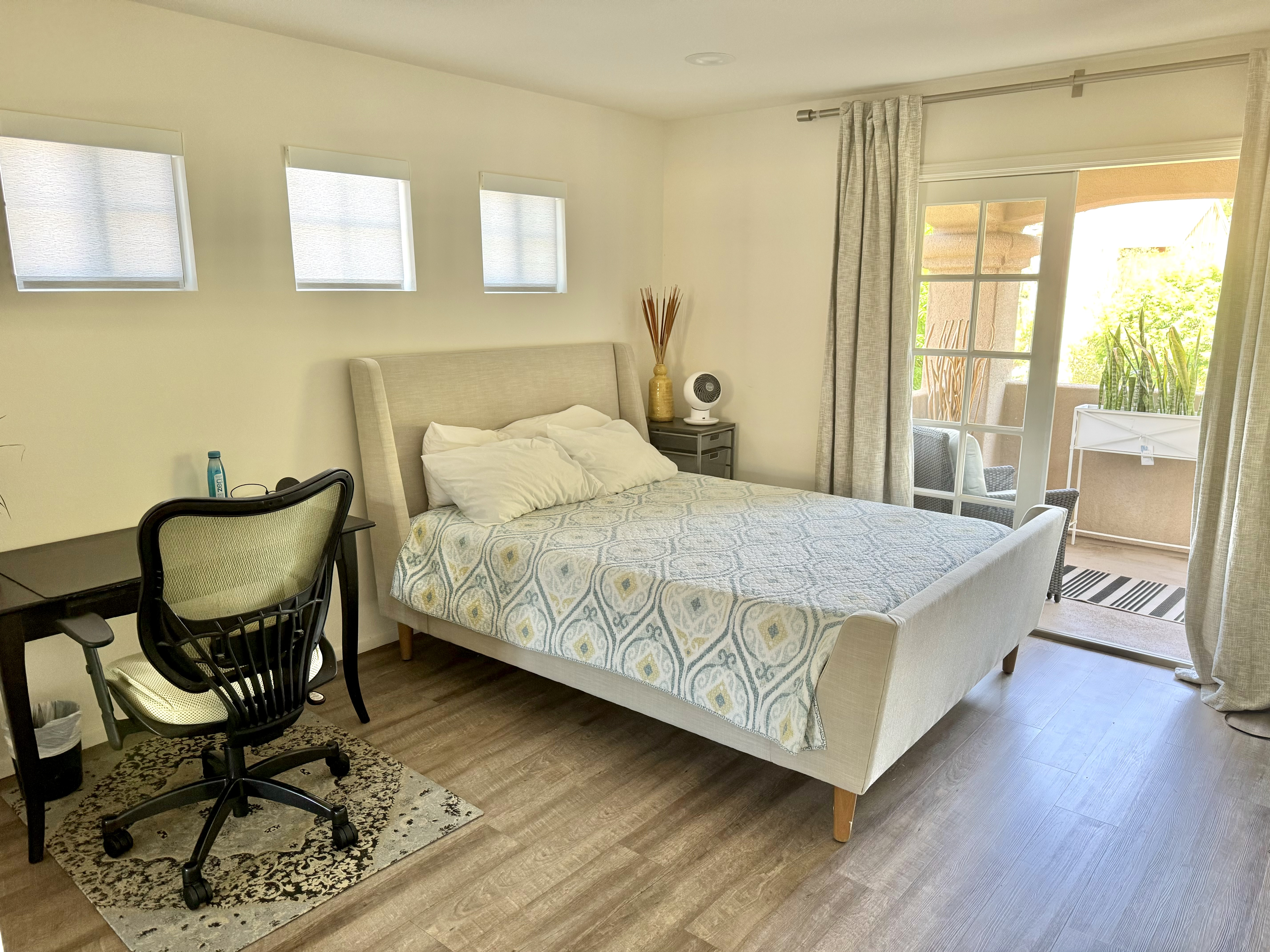 Private room w/work place, bath, parking, balcony