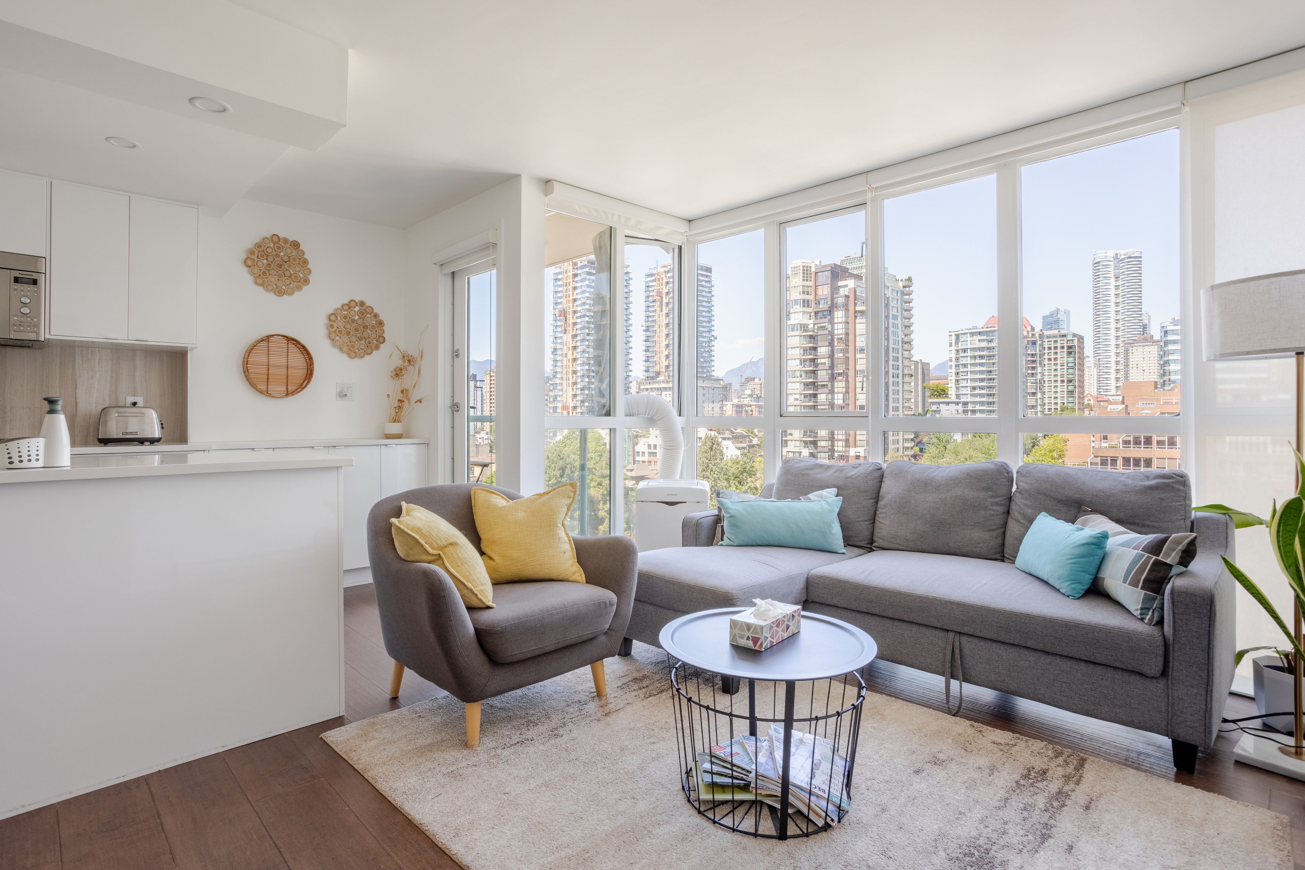Bright Beachfront 2-Bed, City Views, Yaletown