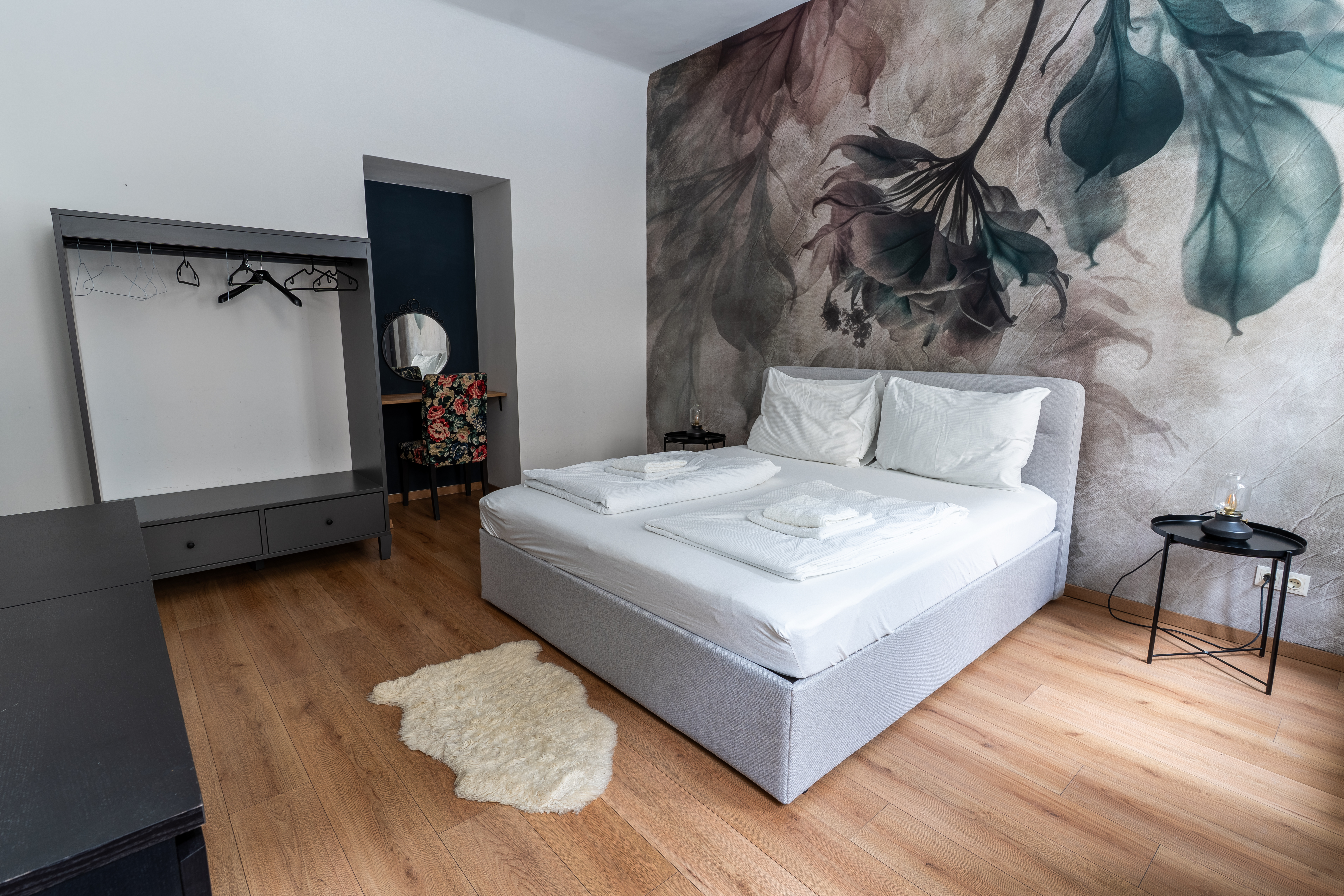 Extraordinary apartment next to metro line U1